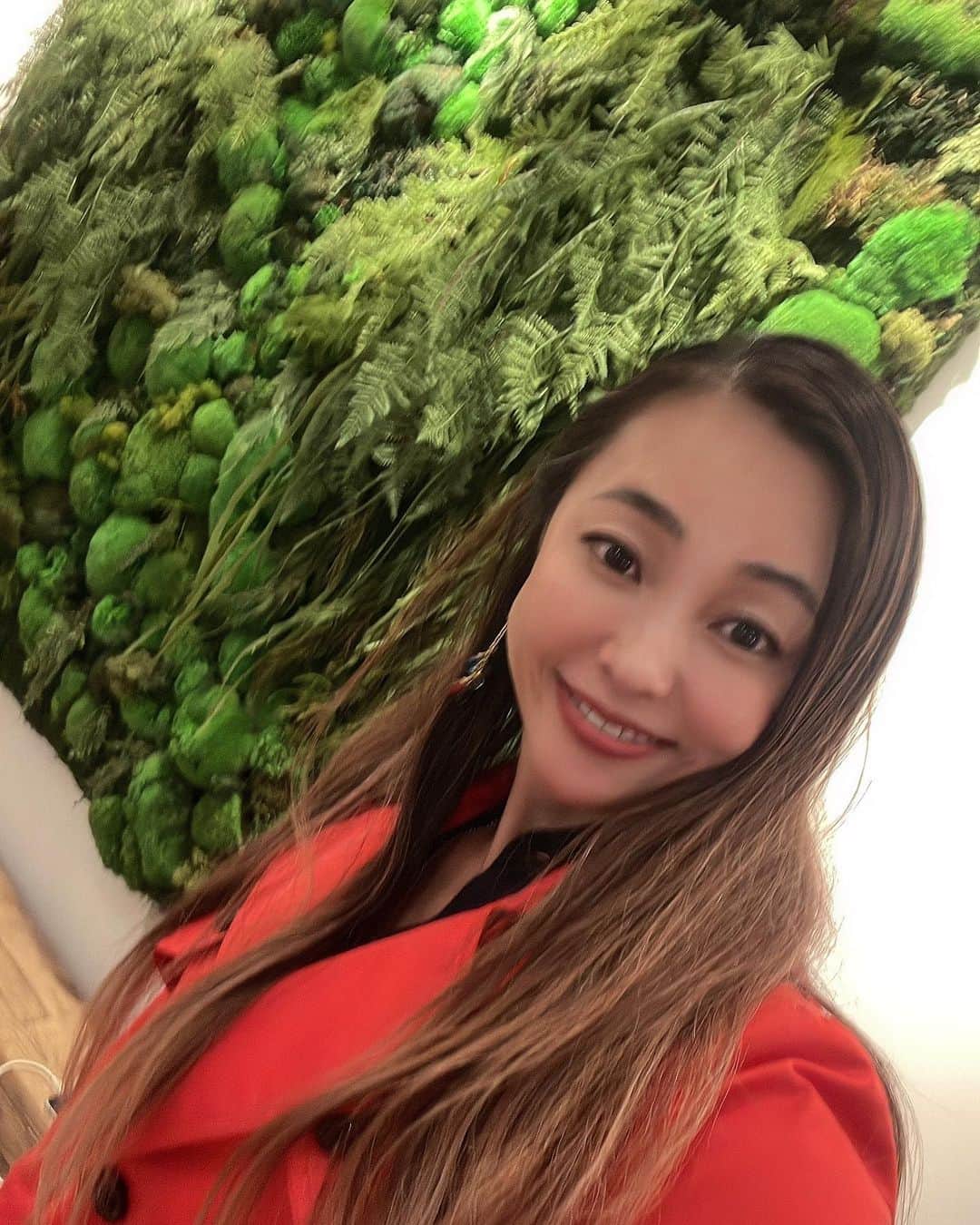 のインスタグラム：「Meditation salon の Melonさんに行ってきました😊@melon_meditation   ここ一年、 ギュッと詰まっていろんなことがあって今の私はこれが必要だなと。 今までも何度もトライしてはうまく行かず3日坊主でしたが、 1時間いろんなmeditation のやり方を教えて頂き、実際やって、心がスッキリしました❗️ 瞑想にもいろんな形があって、 なんかそれぞれなんですね☺️ 日常に取り入れることもできるみたいだから、昨日はスイム🏊‍♀️しながらやってみた😁（正しいのかは不明😅）  何が起きても自分のマインド次第だからちゃんとしよう‼️ #マインドフルネス #メディテーション #瞑想 #メディテーションサロンメロン #黒田愛美」