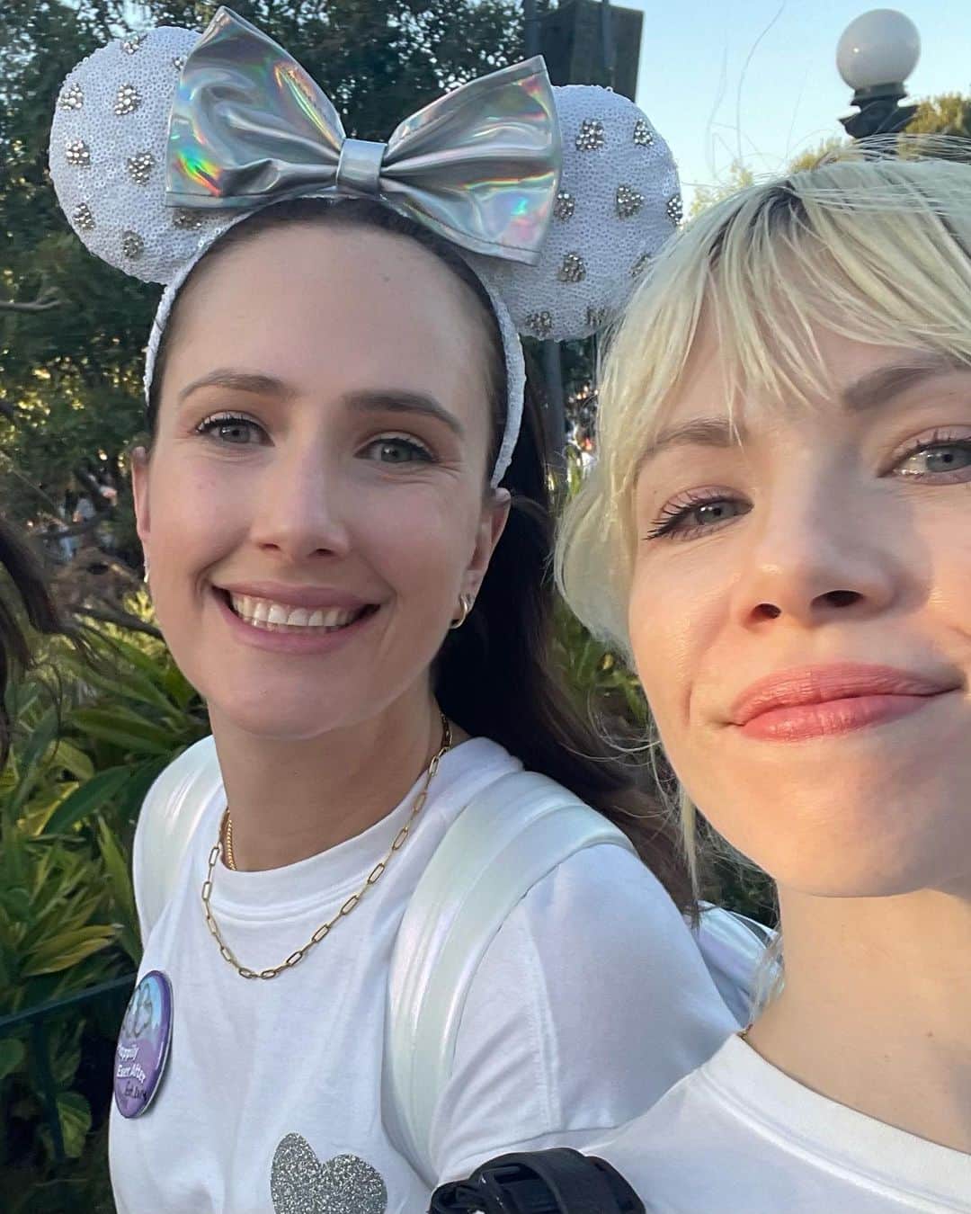 カーリー・レイ・ジェプセンのインスタグラム：「It’s my sister’s Bachelorette and we spent the weekend showering our fav girl @katiejepsen (soon to be Whitlock 💕) with all the love she deserves. Shout out to @Disneyland @disneyparks and to our guide Daniel for making our trip extra special. We came, we conquered, we laughed and we cried. (And I basically swallowed splash mountain.)  Swipe for more of the weekend’s festivities.  Ps I weep every time there are fireworks but knowing my girl is getting married to the man of her dreams made me extra emotional this round. Love you my sweet.」