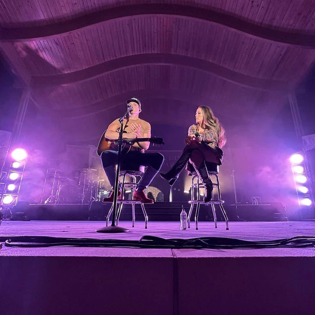 ギャビー・バレットのインスタグラム：「Last night in GA, tonight in Tampa Fl. SO FUN! 🧡」