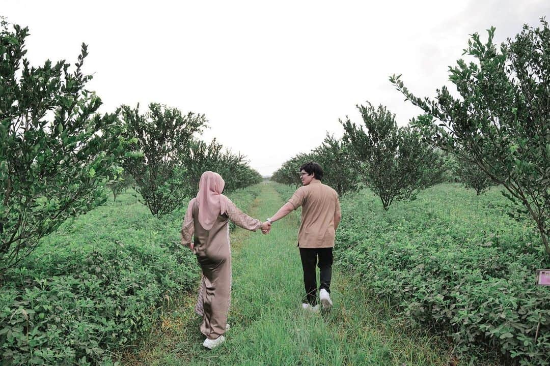 Aurelさんのインスタグラム写真 - (AurelInstagram)「Bahhagia berjalan bersama mu…. 🤍 . . . . Nyaman dan simple cocok banget dipakai buat momen spesialmu langsung saja di order di @arinnahijab_official」4月24日 9時20分 - aurelie.hermansyah