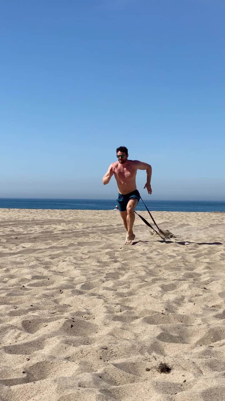のインスタグラム：「Beach workouts with @darinolien are the real deal 💪🏼」