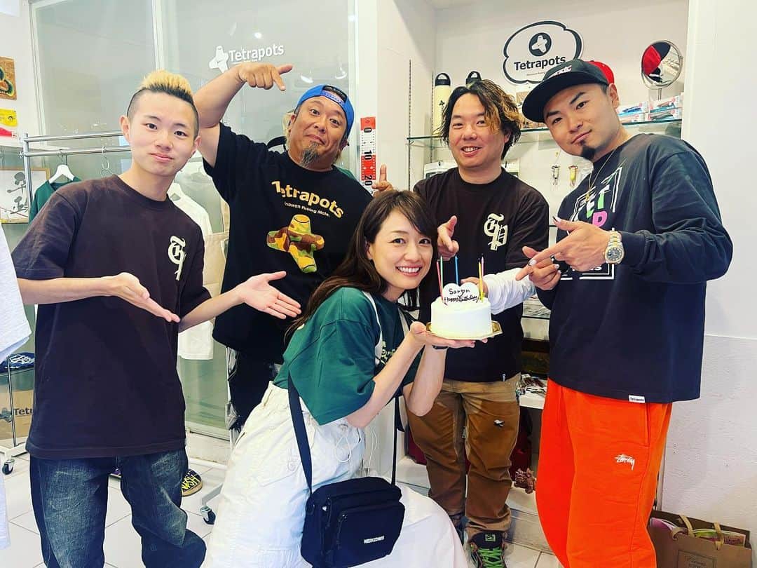 彼方茜香のインスタグラム：「424♥ あーりーがーーーーーー424🎂 @tetrapots_official  さんでの2日間 めっちゃ最高でした!! コラボTシャツも在庫なくなって受注してもらったり♪ BAGやキラキラステッカーは完売!! ガチャガチャの中に入れてた私の景品は50個でした🎁 だからバンバン当たってました·͜· ♡ 初めて来てくれた方〜いつもの方まで♪ 忙しくて話せなかった方もいてごめんなさぃ(+。+) ほんまに沢山の方が会いにきてくださって、プレゼントまで沢山いただいて幸せな424です(*˘︶˘*).｡.:*♡  #424  #テトラポッツ  #Saryn  #saryn424  #たくさんありがとう」