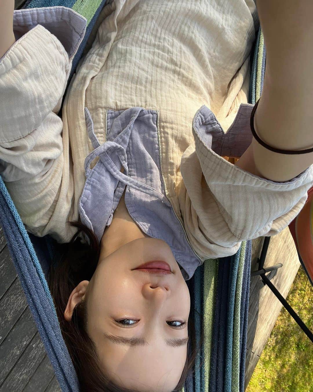 猪鼻ちひろさんのインスタグラム写真 - (猪鼻ちひろInstagram)「😂🍃 何をしてもたのしくて無理 #いい意味の無理  全てが笑いに変わってしまう (ときには激しく落ち込むけどそれも丸っと受け止めてくれる) この人たちに会えたことが 私にとって大きな財産なんだと思った日々 (遺書なの？怖とか言われそう笑)  ハンモックで揺られたいし 苺もアイスも食べたいし 焼いたマシュマロをクッキーとチョコで挟みたいし そこに苺ももう一度入れたい (果物、好きすぎ) 欲張り食いしん坊は忙しいなぁ〜😛🍓😤 #幸せ時間 #館内着もじわじわくるし #すっぴんで滞在してしまい顔が全部映えない笑  #リップだけは塗った  #ちひろトリップ #ちひろtrip東北」4月24日 9時47分 - inohanachihiro