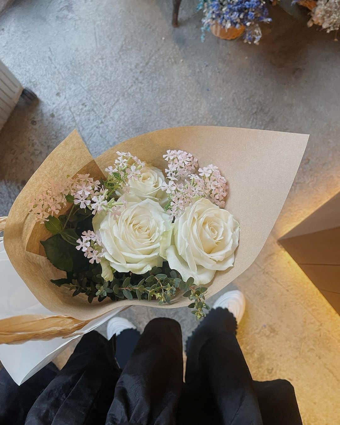 結城はゆるさんのインスタグラム写真 - (結城はゆるInstagram)「𖤣𖥧𖥣 　 　 　　 　　セルフフォトにも使ったお花たち🤍　 　　自分たちで選び、自画自賛しまくりました。← 　　お店が可愛くて素敵すぎたなぁ🥹✨ 　　 　　 　　　 　 　　 　　　 　　📍 @marronpapier_jp  　 　 　 　 　 　 　 　 #marronpapier #flowershop #cafe #フラワーアレンジメント #フラワーショップ  #フラワーカフェ #マロンパピエ #プレ花嫁 #卒花嫁  #ブーケ #マタニティフォト #マタニティフォトセルフ  #花のある暮らし #花束 #花屋 #カフェ巡り」4月24日 9時48分 - yuuki__hs
