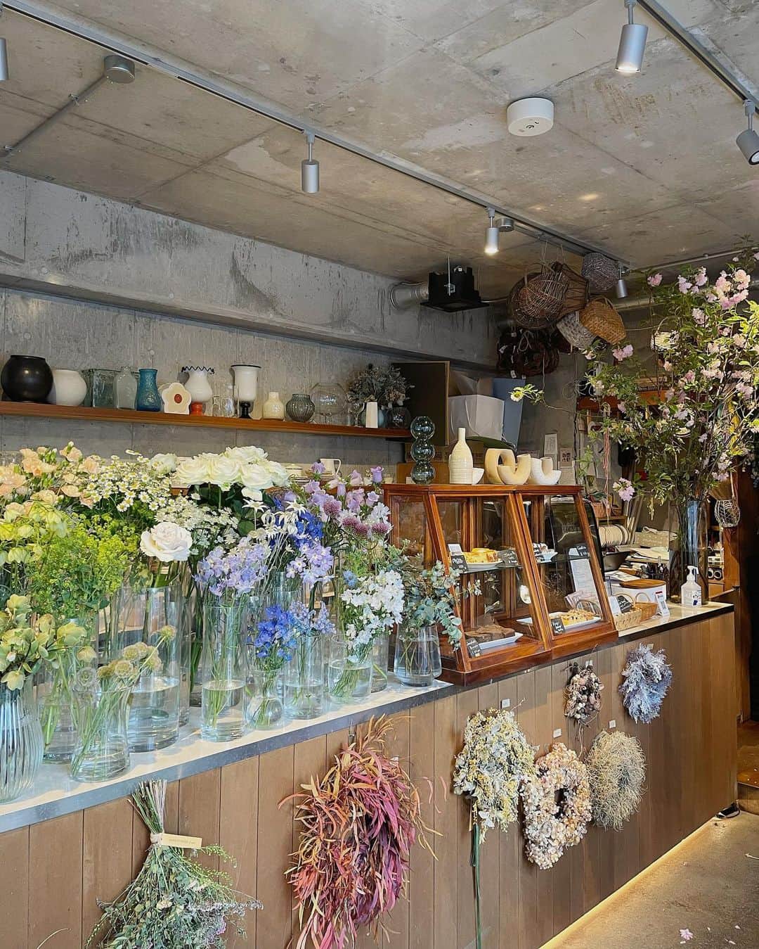 結城はゆるさんのインスタグラム写真 - (結城はゆるInstagram)「𖤣𖥧𖥣 　 　 　　 　　セルフフォトにも使ったお花たち🤍　 　　自分たちで選び、自画自賛しまくりました。← 　　お店が可愛くて素敵すぎたなぁ🥹✨ 　　 　　 　　　 　 　　 　　　 　　📍 @marronpapier_jp  　 　 　 　 　 　 　 　 #marronpapier #flowershop #cafe #フラワーアレンジメント #フラワーショップ  #フラワーカフェ #マロンパピエ #プレ花嫁 #卒花嫁  #ブーケ #マタニティフォト #マタニティフォトセルフ  #花のある暮らし #花束 #花屋 #カフェ巡り」4月24日 9時48分 - yuuki__hs
