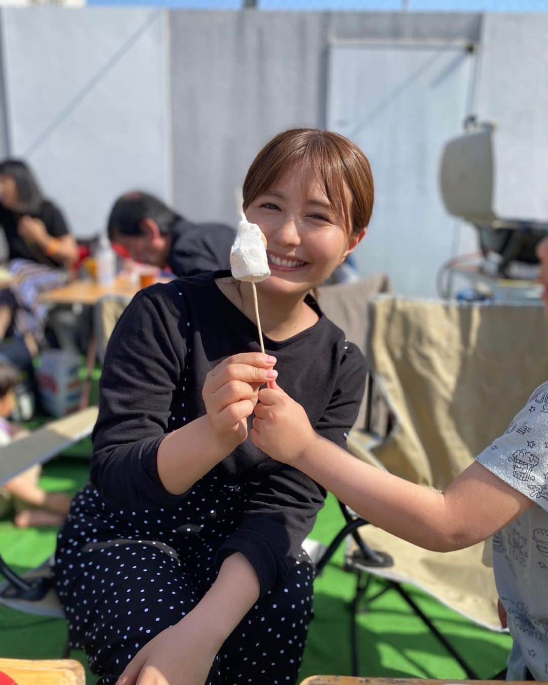 野中藍さんのインスタグラム写真 - (野中藍Instagram)「BBQ🍖🍖✨  昨日は、朝投票に寄ってから、 前の保育園でのお友達4家族でバーベキューをしました☺️  前日にコストコに行ってくださったママさんのおかげで、お肉や食材がどれも大きくて美味しかったです😋  海老並べるとちょっと怖い😂  朝曇ってたので油断して、 帰ったら首が真っ赤に😱  暑すぎて子供たちもみんな半袖肌着にして遊ばせました😅 もう帽子と日焼け止めいりますね💦  4人で仲良く遊んだり、 たまにごっつんこして泣いたり、 並んでとうもろこしかじったり、 みんなの成長を見てるだけで幸せでした🥰  新しい幼稚園でもお友達がたくさんできると嬉しいです👦🏻👧🏻」4月24日 9時48分 - ai_nonaka