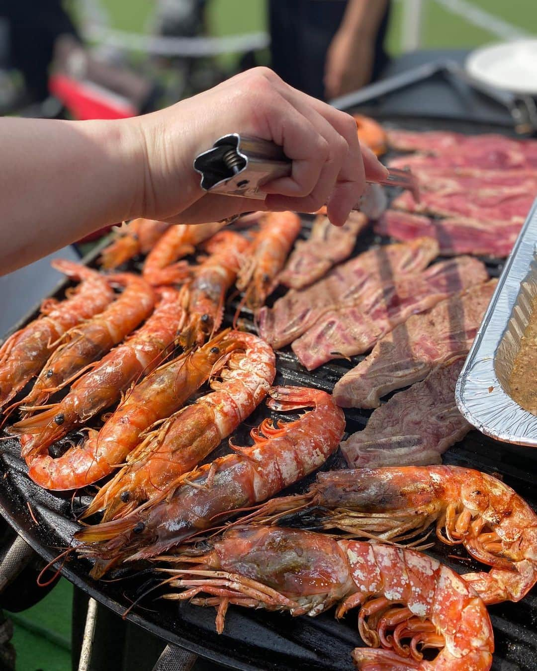 野中藍さんのインスタグラム写真 - (野中藍Instagram)「BBQ🍖🍖✨  昨日は、朝投票に寄ってから、 前の保育園でのお友達4家族でバーベキューをしました☺️  前日にコストコに行ってくださったママさんのおかげで、お肉や食材がどれも大きくて美味しかったです😋  海老並べるとちょっと怖い😂  朝曇ってたので油断して、 帰ったら首が真っ赤に😱  暑すぎて子供たちもみんな半袖肌着にして遊ばせました😅 もう帽子と日焼け止めいりますね💦  4人で仲良く遊んだり、 たまにごっつんこして泣いたり、 並んでとうもろこしかじったり、 みんなの成長を見てるだけで幸せでした🥰  新しい幼稚園でもお友達がたくさんできると嬉しいです👦🏻👧🏻」4月24日 9時48分 - ai_nonaka