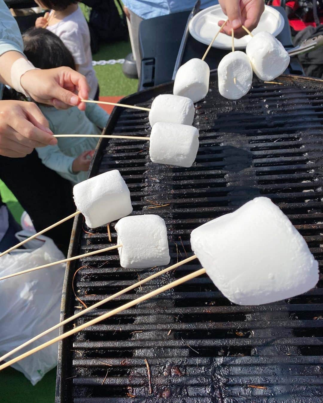 野中藍のインスタグラム：「BBQ🍖🍖✨  昨日は、朝投票に寄ってから、 前の保育園でのお友達4家族でバーベキューをしました☺️  前日にコストコに行ってくださったママさんのおかげで、お肉や食材がどれも大きくて美味しかったです😋  海老並べるとちょっと怖い😂  朝曇ってたので油断して、 帰ったら首が真っ赤に😱  暑すぎて子供たちもみんな半袖肌着にして遊ばせました😅 もう帽子と日焼け止めいりますね💦  4人で仲良く遊んだり、 たまにごっつんこして泣いたり、 並んでとうもろこしかじったり、 みんなの成長を見てるだけで幸せでした🥰  新しい幼稚園でもお友達がたくさんできると嬉しいです👦🏻👧🏻」