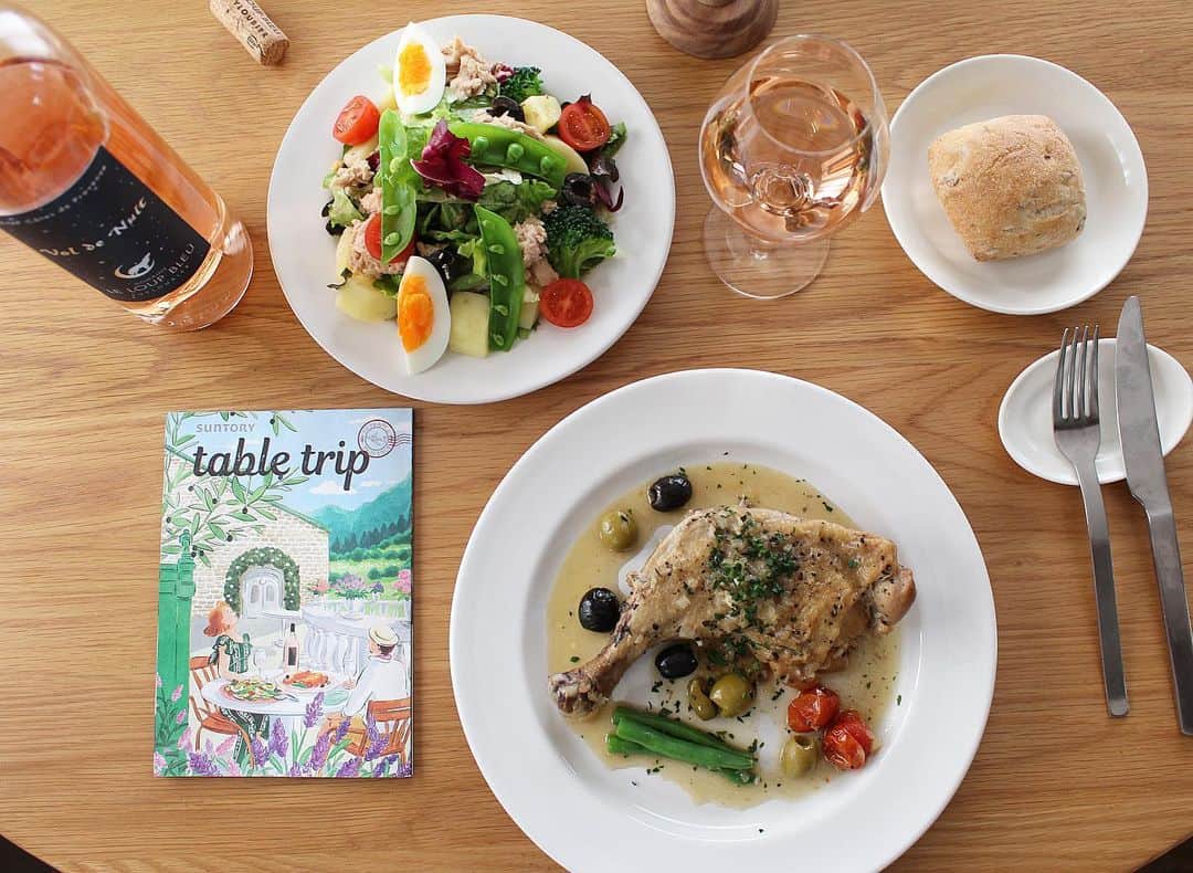 _chunk99_さんのインスタグラム写真 - (_chunk99_Instagram)「週末は、おいしいワインと世界各国のミールキットがセットになった @table_trip でおうちごはんでした🍷  お皿の上で世界旅行している気分が味わえて、ミールキットに合ったワインをソムリエがセレクト🍾  今回は、フランス／プロヴァンスをテーマにしたミールキット🇫🇷  ◾️骨付き鶏のプロヴァンス風煮込 ◾️サラダ•ニソワーズ ◾️ヴォル ド ニュイ ロゼ  同梱されている材料をレシピ通りに作るだけでハードルの高いフランス料理も簡単に美味しく仕上がりました😋  レシピも写真付きで詳しく解説されているのでとても分かりやすかったです✨📖  そしてワインとお料理のペアリングが◎ソムリエセレクトなだけあって料理を引き立てるワインがとても美味しかったです🍷  その国の料理やワインにまつわる冊子も入っていて、キレイな写真とコラムも旅をしている気分になってとても素敵なセットでした✨  なかなか海外旅行には行けないけど、おいしいお酒とお料理を頂きながらおうちで旅気分を味わいたい方にオススメです✨  気になった方は是非チェックしてみて下さい😊  #tabletrip#suntory#foodieworks#テーブルドリップ#サントリー#ミールキット#ロゼワイン#ワインのある暮らし#ワイン好きな人と繋がりたい #フランス料理#プロヴァンス料理#おうちごはん」4月24日 9時59分 - _chunk99_