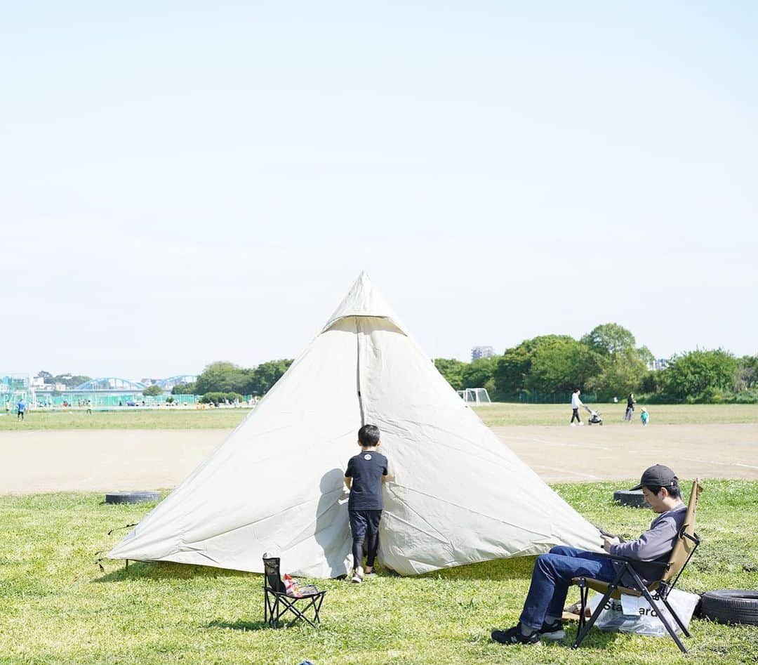 Wakana Babaのインスタグラム：「土曜は学童の新入生歓迎会の写真係。フレッシュな一年生の可愛さよ。そして、親睦ゲームで全力で走る子らを撮るにはシャッタースピード1/500とかじゃないとだめだったわ！忘れてた...。へとへとで爆睡して起きた日曜は選挙終わりに、多摩川べりに行って夫が購入した鎌倉天幕のかっちょいいテントを張る練習をするなど。いつまで一緒に旅行に行ってくれるかわからないから行けるうちに子とキャンプとかしたいんじゃというおじさんの悲願。いいと思うよ！🏕️」