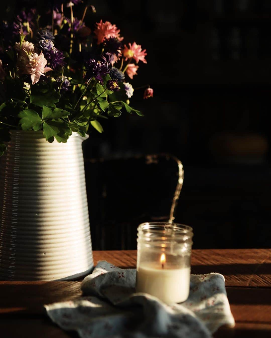 FOLKさんのインスタグラム写真 - (FOLKInstagram)「The warehouse sale continues, and this specific item is only available Sunday & Monday. Our farm poured candles are $5 each. Each is poured by hand here at the farmhouse. Scents that we’re inspired by spring at the farm.」4月24日 9時57分 - folkmagazine