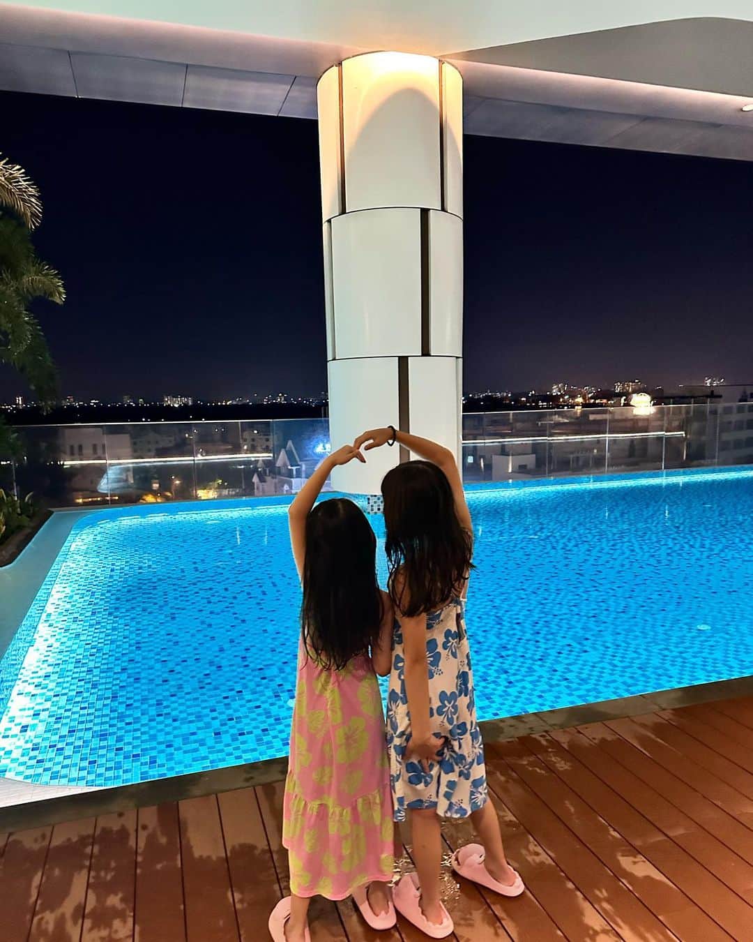 パク・シヨンのインスタグラム：「아침에도 수영장 점심먹고 수영장 김밥싸서 수영장서 저녁먹고..1,2호와 불태운 주말👙엄마 정말 하나도 안힘들어 진짜야ㅋ 사랑해 내보물들💜」
