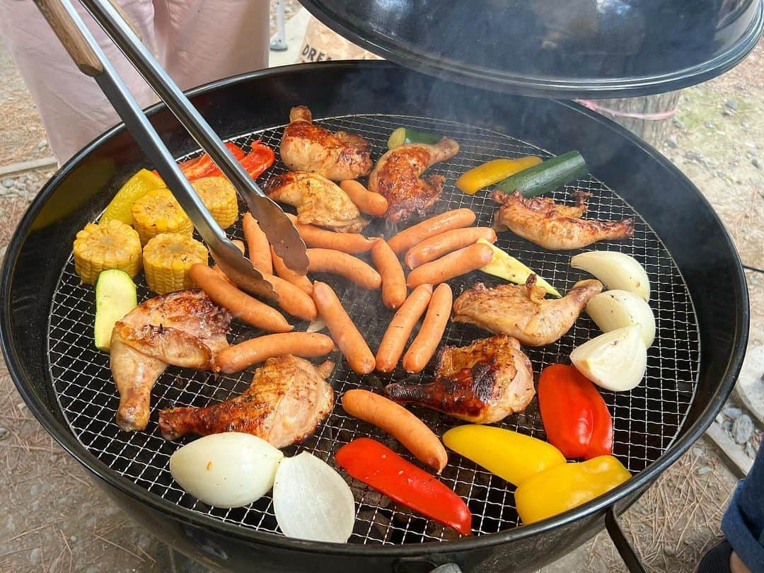 のインスタグラム：「BBQ🍖❤️ 旦那氏のお友達に混ぜてもらって最高な１日🫶  焼いてくれたお友達が上手すぎて BBQレベルをこえてました😂✨ 美味しすぎて確実に食べすぎたな🤤」