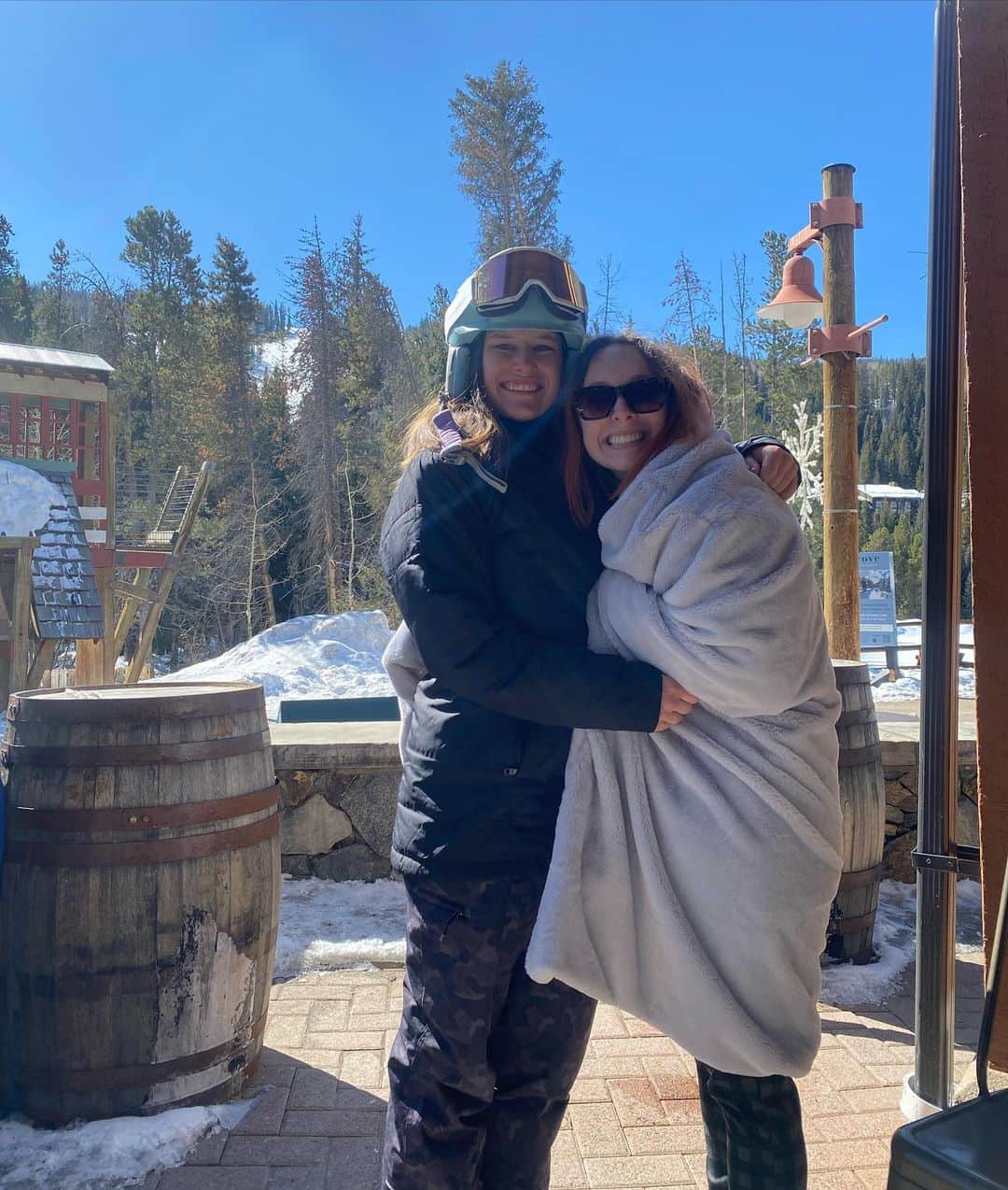 ブレナ・ダウエルのインスタグラム：「Happy birthday to my day one! LD is fun and kind and silly and someone I miss all the time. She’s hardworking and selfless and always knows how to brighten up a room! I can’t wait to come see you SOON!! Cheers to a year full of laughter, lots of FaceTimes, and new adventures!!   😻🌟💗 #turningouttogether」