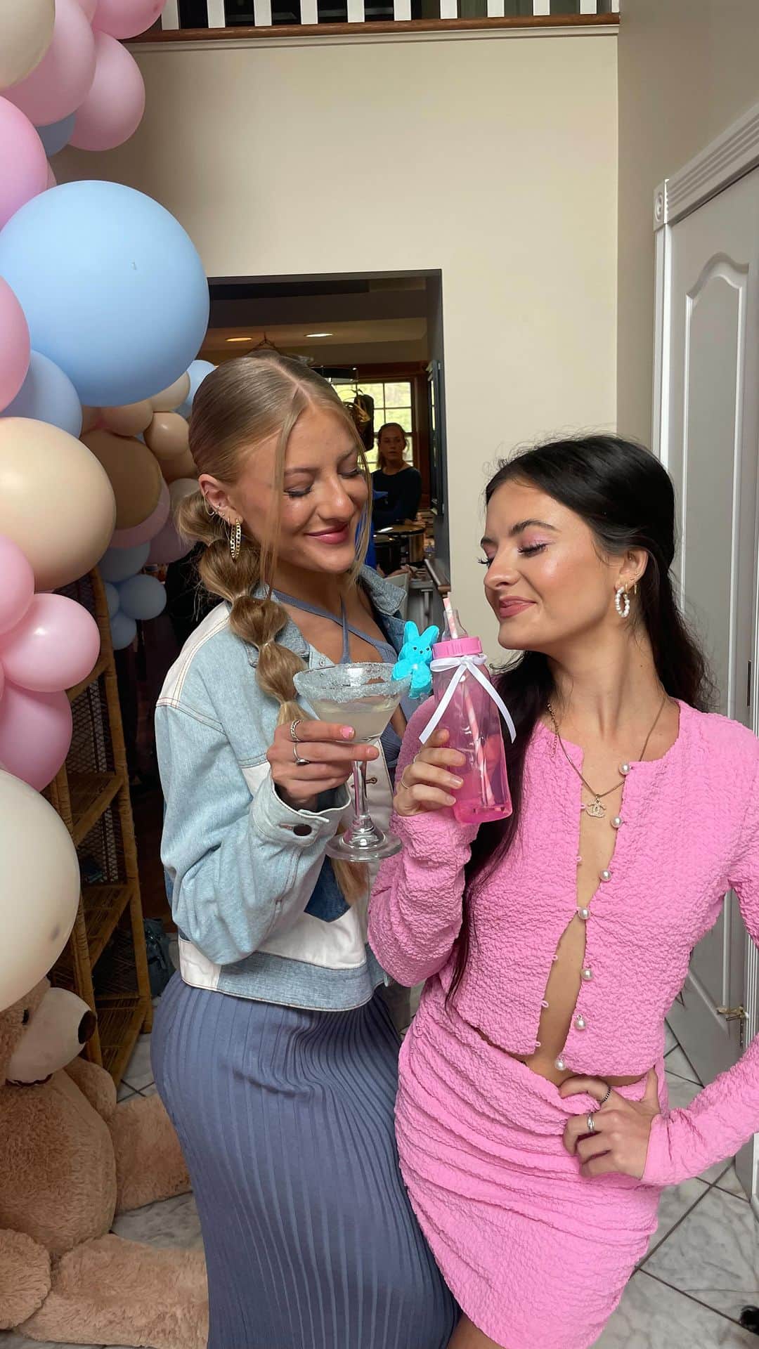 Brooke Marie Hylandのインスタグラム：「Besties are having a BOY🦋💙🍼   Mama did this whole party herself, blown away everytime!! @dreams_come_true_parties」
