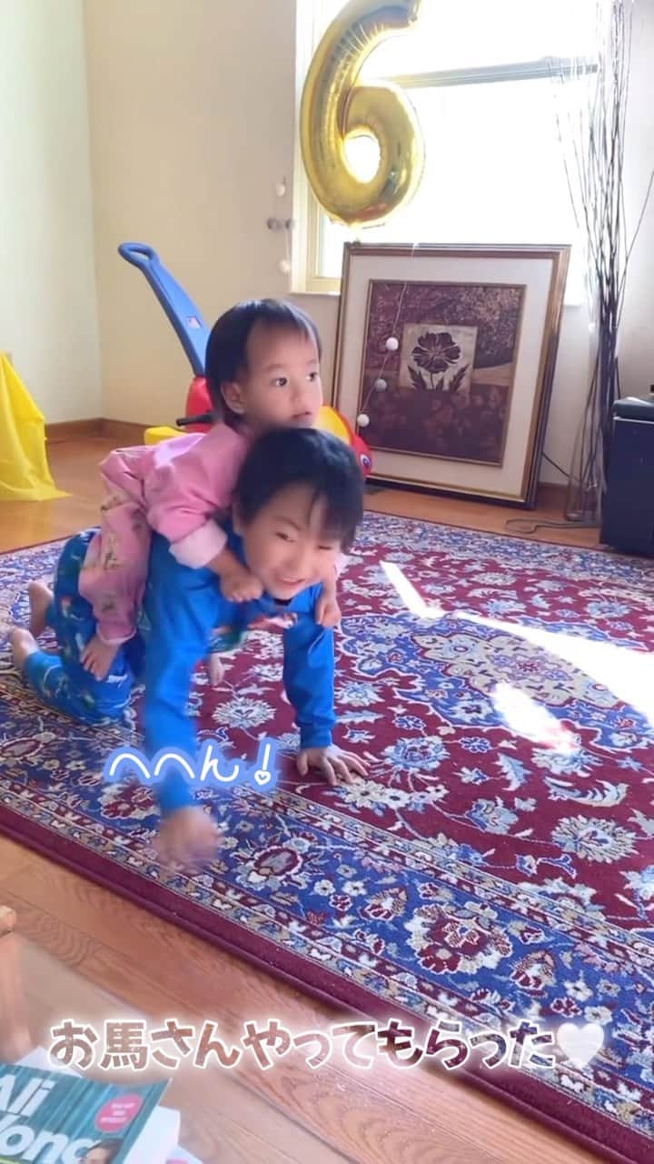 amiのインスタグラム：「． Happy time👶👦💕  お風呂上がりの仲良しタイム👶👦　  にーにのお馬さんが好きで いつもおねだりして乗せてもらってる‼️笑  #お馬さんごっこ#仲良し兄妹#兄妹の日常#兄妹#4歳差育児#子育て#子育て記録#子供のいる暮らし#癒し#妹大好き#2人育児#子育てママ#お風呂上がり#お揃いパジャマ」