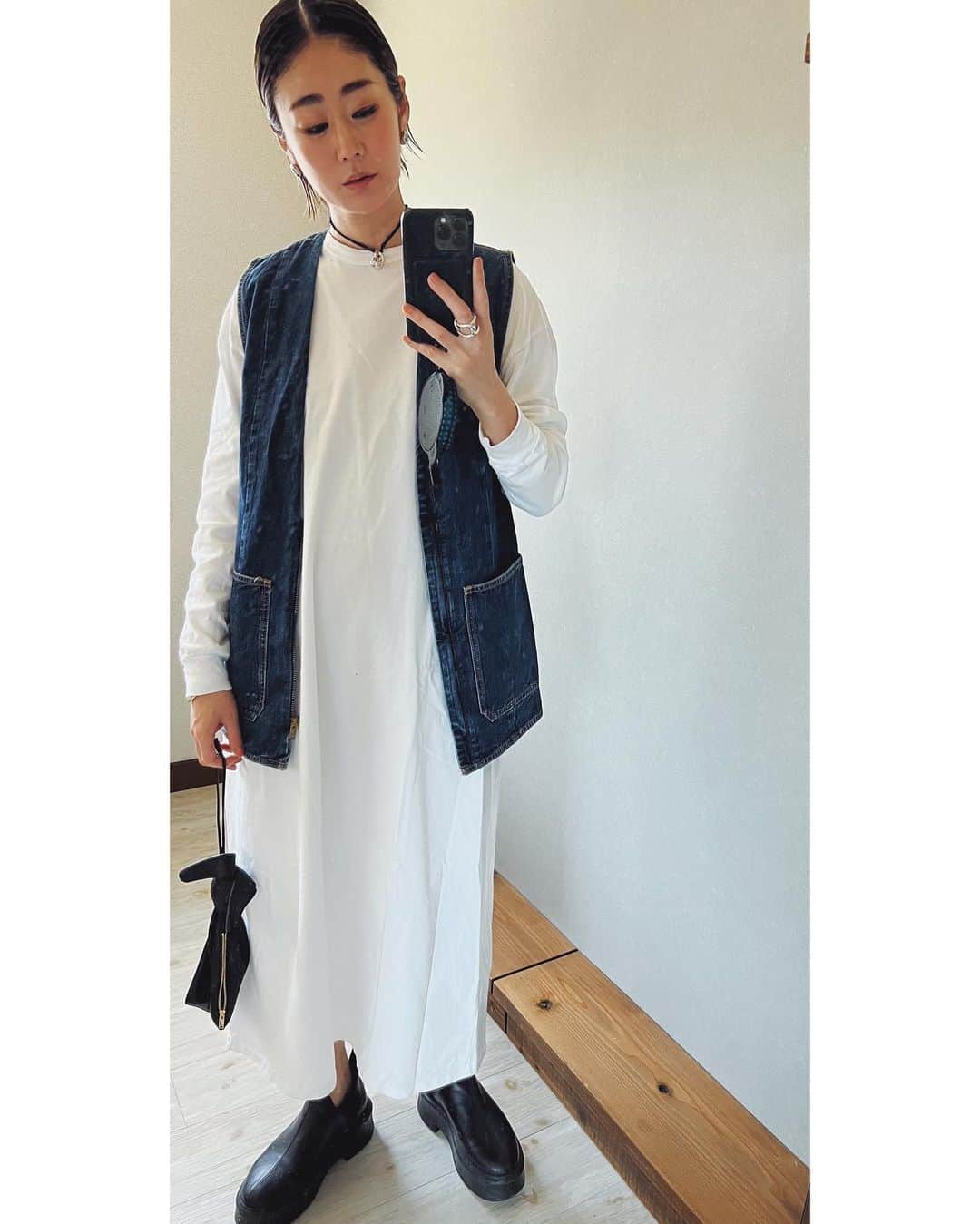ジュジュのインスタグラム：「去年のitemばかりで似たような格好してたけど...🤲  やっぱりaccessoryの印象で違うstylingみたいになる💪  ちょこんとポイント🫶  ...2023.4.26 21:00 release✔︎  ...coming soon  #akarih #2023ss」