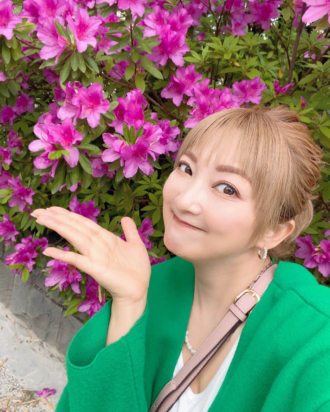 のインスタグラム：「・ ツツジの綺麗な時期ですね😍  昨日はムネくんの習い事 2箇所送り迎えしてから😆😆  ２枚目 お友達たちと豊洲に集合してから 楽しみにしていた🎉  3〜7枚目 dリーグファイナルへ‼️😍✨  もう、、、 凄すぎて大感動でした‼️🥹✨✨✨  皆さまお疲れ様でした🥹💗  ８枚目 次のシーズンもみんなで応援に行くぞー😆🥳🎉🌈✨✨✨  さぁ❣️ 明日はあさ7時から QVC生放送‼️😆✨  ぜひリアルタイムで 応援宜しくお願い致します😄✨ ・ ・ ・ ・ ・ ・ ・ 一般社団法人MwM Japan 代表理事　山田まりや  〜子供たちには人格形成が育まれる大事な時期に 心と身体に沢山の愛と栄養を届けてあげたい、 母子ともに心豊かに暮らせるシステムを作ることが目標です 🌈〜  #一般社団法人  #mwmjapan  @mwmjapan613  #代表  #山田まりや  #シングルマザー  #シングルマザー支援  #女性雇用支援  #子ども支援  #チャリティーブランド @lino_rima_official   #オリジナルブランド #mariyaschoice  #大豆ヌードル #大豆ミート #大豆オイル #プロフィールからサイトへ飛べます 🧡 #溶かして使う洗剤シリーズ #sdgs #eco #サスティナブル #プラスチックフリー  #lovemylife  #loveyourself  #love  #purpleyou」