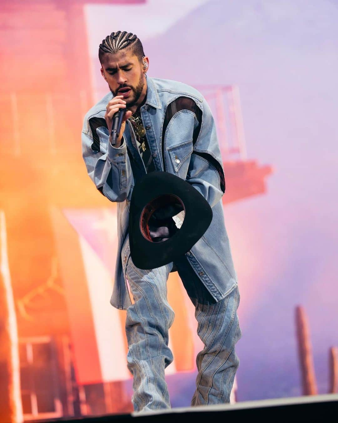 ミュグレーさんのインスタグラム写真 - (ミュグレーInstagram)「@badbunnypr headlines at @coachella wearing custom Mugler by @cadwallader.  - Stylists @stormssmoov @marvinxdouglas Photographer @siempreric  - #mugler」4月24日 10時19分 - muglerofficial