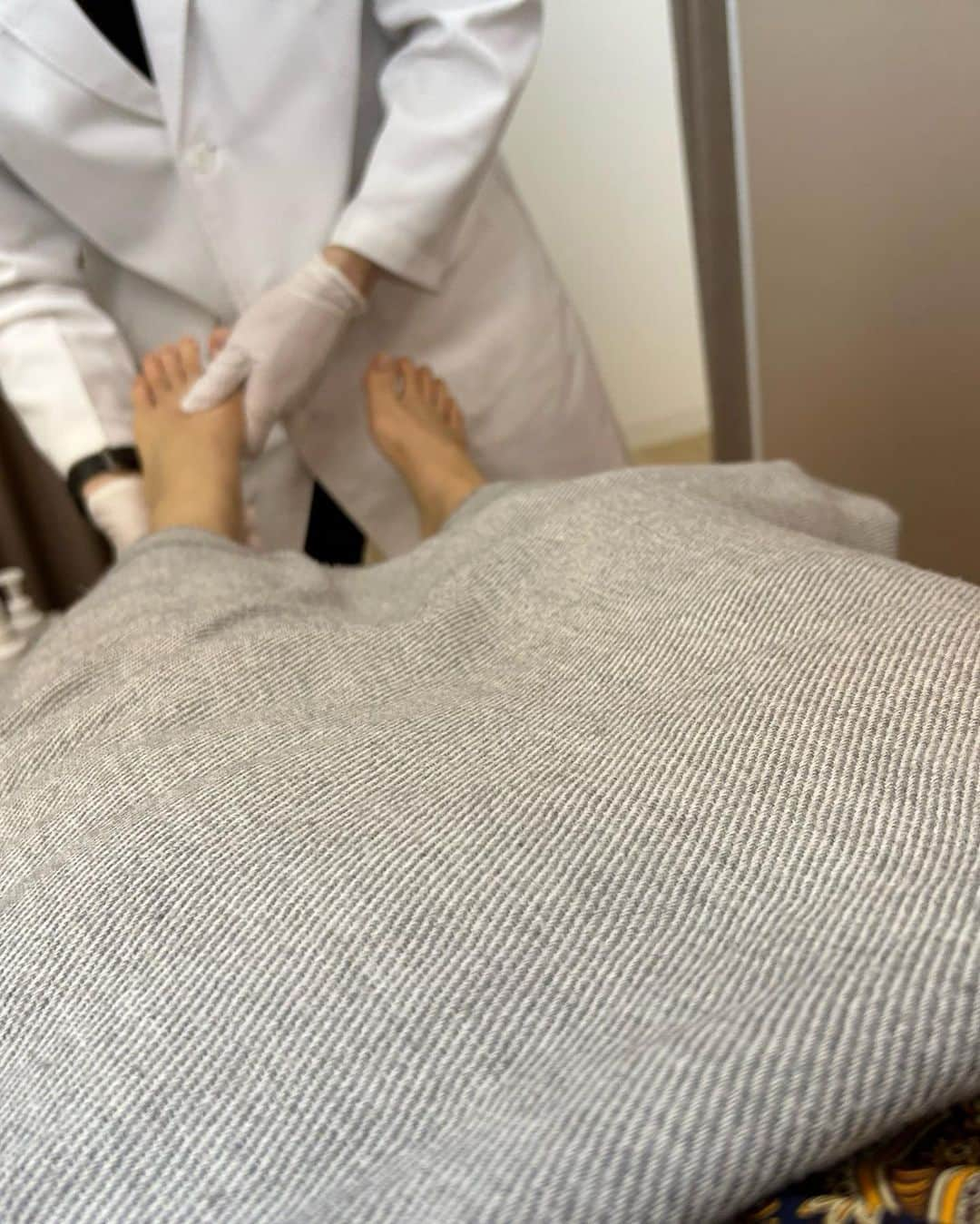 世手子さんのインスタグラム写真 - (世手子Instagram)「get beautiful heels🦶 Smooth and comfortable(o^^o) Recommended foot care✨✨ 理想のかかとになれた(＾ｰ^) #巻き爪 #かかとケア  #リゼラアンドコー @footcarelizera 月一 3ヶ月通ってかかとケア完璧(*^ω^*) #育児 中なんとかケアできてよかった(*'▽'*) 割れた #足爪 も綺麗にしてもらえて本当のよかった(*ﾟ∀ﾟ*) 本格的に忙しくなるまえに行けてよかった（≧∇≦）  私の投稿を店舗で見せていただくと新規の方に限りトータルフットキュアコース30％OFFになります(^^) 是非使ってね(*´∀｀*)  いやー毎日眠いぞwww 急に悪化した #赤ちゃん帰り だったけど 本当に風邪ひいてしまった #寿司太郎 はんw 今日やっと幼稚園再開できた(*^o^*) さー月曜日が始まったwww #リゼラアンドコー #リゼラアンドコー御茶ノ水店 #フットケア #フットキュア #御茶ノ水 #新御茶ノ水 #クーポン #クーポン情報 #クーポン配布中 #クーポン割引  #クーポンキャンペーン #ドタバタ育児  #二児のママ  #2児育児 #赤ちゃんのいる暮らし  #3歳男の子 #3歳差育児  #二児の母 #二児ママ  #ママシンガー  #二児育児 #2児ママ #2児のママ #赤ちゃんのいる生活」4月24日 10時22分 - rojide