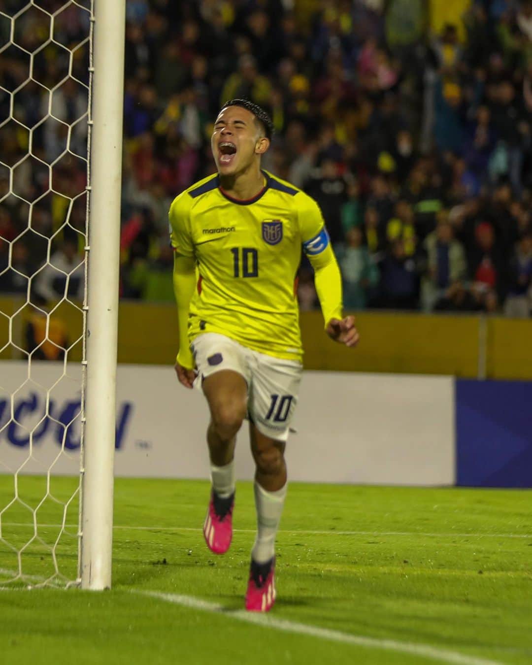 サッカー エクアドル代表チームのインスタグラム：「𝐂𝐎𝐍 𝐓𝐎𝐃𝐀 𝐋𝐀 𝐕𝐈𝐃𝐀 🔥」