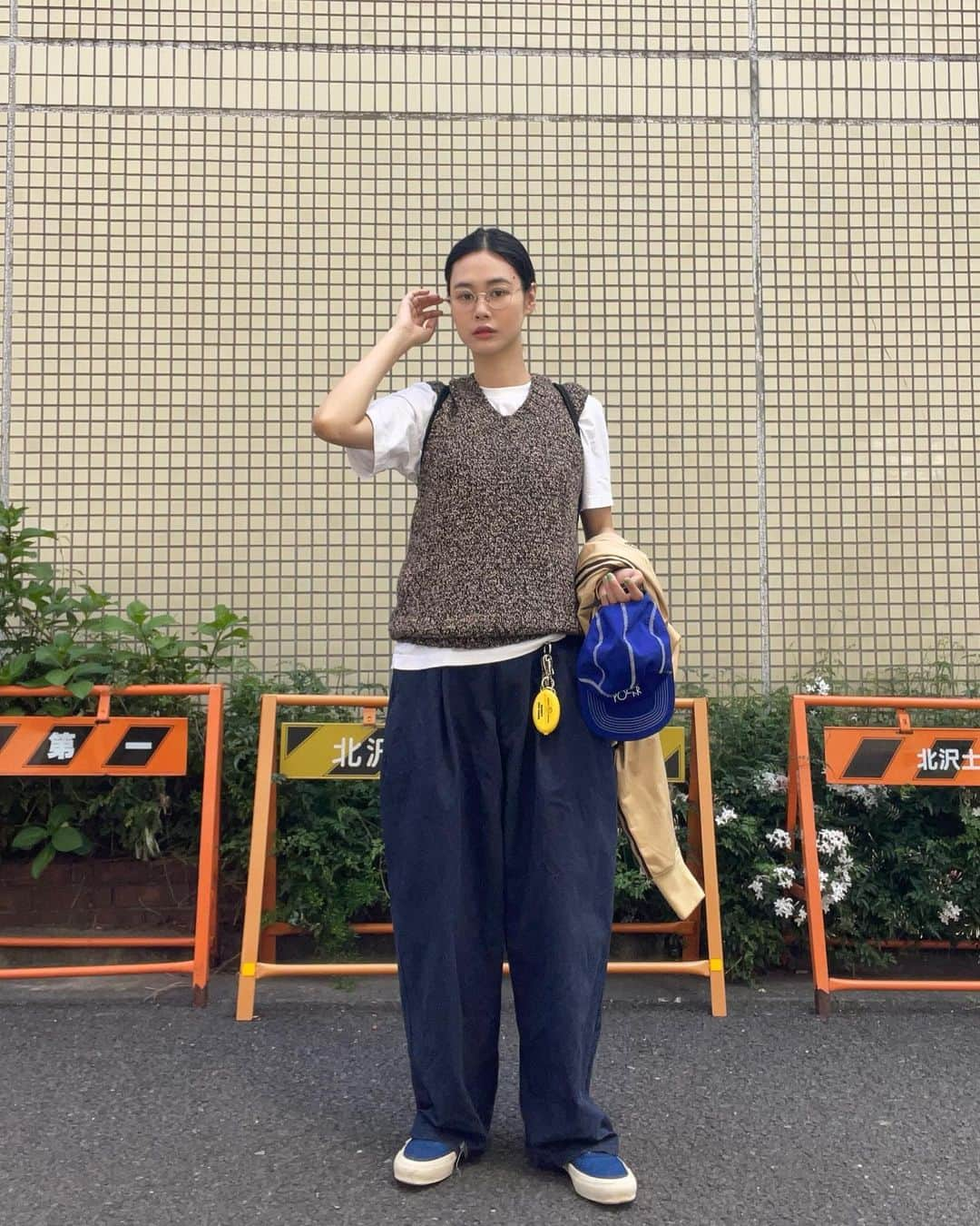 田中シェンさんのインスタグラム写真 - (田中シェンInstagram)「空気のおかわり、もう一杯。  Tshirts @llbean  Vest #vintage @carboots_  Pants @stevenalan  Shoes @doekshoes  Bag @gordonmiller_official  Jacket @adidasoriginals  Cap @polarskateco  Glasses @kearny_eyewear   先週行った京都の気持ちが残ってるのか 健康的なご飯が食べたくて、 納豆食べ比べに行ってきました！  —————————————  #下北沢一番街 #納豆工房せんだい屋下北沢店  @sendaiya710  45分間8種類の納豆を食べ比べできる のに850円という安さ...。 ランチには最適すぎる‼️ えだ豆、ひきわり、ひじき、北のそでふり納豆 を食べました。個人的には えだ豆納豆が大優勝です🏆 (全種類食べるにはご飯をセーブしましょう)  —————————————  #新代田橋  @komuginohoshi.setagayahanegi  まるで京都の竹林みたいな異世界に どーんと構えるパン屋さん。 納豆の後だったからラテだけ テイクアウトしました🥹 次はパン食べたい🍞❗️  —————————————  @basenotes.store  最近知り合ったお友達の可愛い古着やさん。 女の子っぽいアイテム多い中、スポーティ なメンズっぽいのもあった。 メキシカンジュエリーがかわいい💎 フープピアス買いました💗 看板娘のムッチョが可愛い🐕‍🦺  —————————————  @opt.rokusho  入りにくさNO1の眼鏡屋さん、 緊張感漂う店内には おちゃめな宮川さんが迎えてくれます🤓 見たことないデザイン眼鏡も多いし、 日本のブランドさん、ヴィンテージも豊富👓 お財布に余裕がある時にまた行きます👛🥹  ————————————— If u ever want to try #nattō ,  u can find ur favorite in #納豆工房せんだい屋 located in Shimokitazawa. U can tastes 8 varieties of natto in 45 min  with “all you can eat “ style👍 And if vintage clothes store @basenotes.store , Beautiful glasses store @opt.rokusho is near by. I’m sure u will enjoy the time there 🙋🏻‍♀️🔥  #羽根木カフェ #下北沢カフェ巡り  #下北沢古着屋巡り #下北沢デート #下北沢喫茶店  #下北沢ごはん #新代田カフェ #新代田駅 #東京観光地 #下北沢古着屋巡り  #下北沢古着 #doekshoes  #adidasjackets #トラックジャケットコーデ  #日本旅行好きな人と繋がりたい #東京観光🗼  #東京散歩シリーズ　#일본여행🇯🇵 #일본사람  #도쿄여행✈️ #도쿄맛집추천 #日本旅行🎌 #美食推薦👍🏻  #코디스타그램그램 #日本旅遊達人」4月24日 19時50分 - shen_tanaka