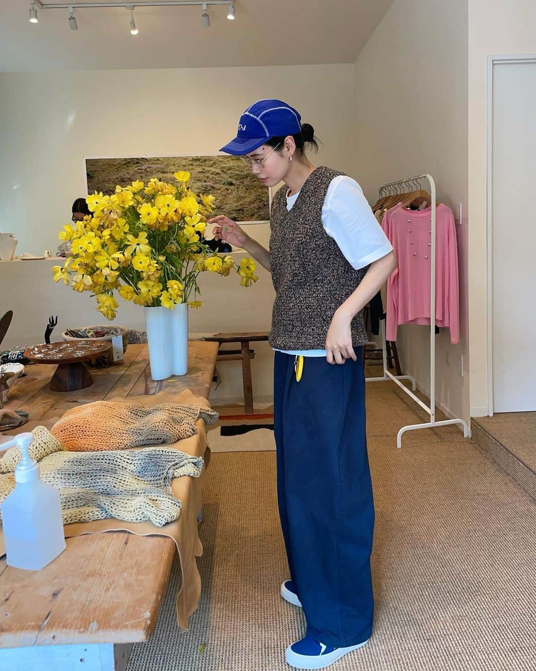 田中シェンさんのインスタグラム写真 - (田中シェンInstagram)「空気のおかわり、もう一杯。  Tshirts @llbean  Vest #vintage @carboots_  Pants @stevenalan  Shoes @doekshoes  Bag @gordonmiller_official  Jacket @adidasoriginals  Cap @polarskateco  Glasses @kearny_eyewear   先週行った京都の気持ちが残ってるのか 健康的なご飯が食べたくて、 納豆食べ比べに行ってきました！  —————————————  #下北沢一番街 #納豆工房せんだい屋下北沢店  @sendaiya710  45分間8種類の納豆を食べ比べできる のに850円という安さ...。 ランチには最適すぎる‼️ えだ豆、ひきわり、ひじき、北のそでふり納豆 を食べました。個人的には えだ豆納豆が大優勝です🏆 (全種類食べるにはご飯をセーブしましょう)  —————————————  #新代田橋  @komuginohoshi.setagayahanegi  まるで京都の竹林みたいな異世界に どーんと構えるパン屋さん。 納豆の後だったからラテだけ テイクアウトしました🥹 次はパン食べたい🍞❗️  —————————————  @basenotes.store  最近知り合ったお友達の可愛い古着やさん。 女の子っぽいアイテム多い中、スポーティ なメンズっぽいのもあった。 メキシカンジュエリーがかわいい💎 フープピアス買いました💗 看板娘のムッチョが可愛い🐕‍🦺  —————————————  @opt.rokusho  入りにくさNO1の眼鏡屋さん、 緊張感漂う店内には おちゃめな宮川さんが迎えてくれます🤓 見たことないデザイン眼鏡も多いし、 日本のブランドさん、ヴィンテージも豊富👓 お財布に余裕がある時にまた行きます👛🥹  ————————————— If u ever want to try #nattō ,  u can find ur favorite in #納豆工房せんだい屋 located in Shimokitazawa. U can tastes 8 varieties of natto in 45 min  with “all you can eat “ style👍 And if vintage clothes store @basenotes.store , Beautiful glasses store @opt.rokusho is near by. I’m sure u will enjoy the time there 🙋🏻‍♀️🔥  #羽根木カフェ #下北沢カフェ巡り  #下北沢古着屋巡り #下北沢デート #下北沢喫茶店  #下北沢ごはん #新代田カフェ #新代田駅 #東京観光地 #下北沢古着屋巡り  #下北沢古着 #doekshoes  #adidasjackets #トラックジャケットコーデ  #日本旅行好きな人と繋がりたい #東京観光🗼  #東京散歩シリーズ　#일본여행🇯🇵 #일본사람  #도쿄여행✈️ #도쿄맛집추천 #日本旅行🎌 #美食推薦👍🏻  #코디스타그램그램 #日本旅遊達人」4月24日 19時50分 - shen_tanaka