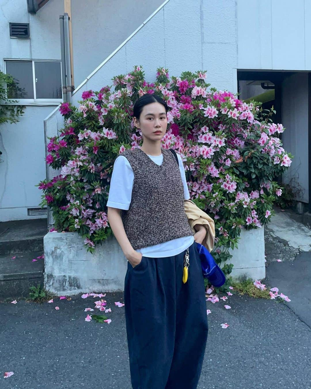 田中シェンさんのインスタグラム写真 - (田中シェンInstagram)「空気のおかわり、もう一杯。  Tshirts @llbean  Vest #vintage @carboots_  Pants @stevenalan  Shoes @doekshoes  Bag @gordonmiller_official  Jacket @adidasoriginals  Cap @polarskateco  Glasses @kearny_eyewear   先週行った京都の気持ちが残ってるのか 健康的なご飯が食べたくて、 納豆食べ比べに行ってきました！  —————————————  #下北沢一番街 #納豆工房せんだい屋下北沢店  @sendaiya710  45分間8種類の納豆を食べ比べできる のに850円という安さ...。 ランチには最適すぎる‼️ えだ豆、ひきわり、ひじき、北のそでふり納豆 を食べました。個人的には えだ豆納豆が大優勝です🏆 (全種類食べるにはご飯をセーブしましょう)  —————————————  #新代田橋  @komuginohoshi.setagayahanegi  まるで京都の竹林みたいな異世界に どーんと構えるパン屋さん。 納豆の後だったからラテだけ テイクアウトしました🥹 次はパン食べたい🍞❗️  —————————————  @basenotes.store  最近知り合ったお友達の可愛い古着やさん。 女の子っぽいアイテム多い中、スポーティ なメンズっぽいのもあった。 メキシカンジュエリーがかわいい💎 フープピアス買いました💗 看板娘のムッチョが可愛い🐕‍🦺  —————————————  @opt.rokusho  入りにくさNO1の眼鏡屋さん、 緊張感漂う店内には おちゃめな宮川さんが迎えてくれます🤓 見たことないデザイン眼鏡も多いし、 日本のブランドさん、ヴィンテージも豊富👓 お財布に余裕がある時にまた行きます👛🥹  ————————————— If u ever want to try #nattō ,  u can find ur favorite in #納豆工房せんだい屋 located in Shimokitazawa. U can tastes 8 varieties of natto in 45 min  with “all you can eat “ style👍 And if vintage clothes store @basenotes.store , Beautiful glasses store @opt.rokusho is near by. I’m sure u will enjoy the time there 🙋🏻‍♀️🔥  #羽根木カフェ #下北沢カフェ巡り  #下北沢古着屋巡り #下北沢デート #下北沢喫茶店  #下北沢ごはん #新代田カフェ #新代田駅 #東京観光地 #下北沢古着屋巡り  #下北沢古着 #doekshoes  #adidasjackets #トラックジャケットコーデ  #日本旅行好きな人と繋がりたい #東京観光🗼  #東京散歩シリーズ　#일본여행🇯🇵 #일본사람  #도쿄여행✈️ #도쿄맛집추천 #日本旅行🎌 #美食推薦👍🏻  #코디스타그램그램 #日本旅遊達人」4月24日 19時50分 - shen_tanaka