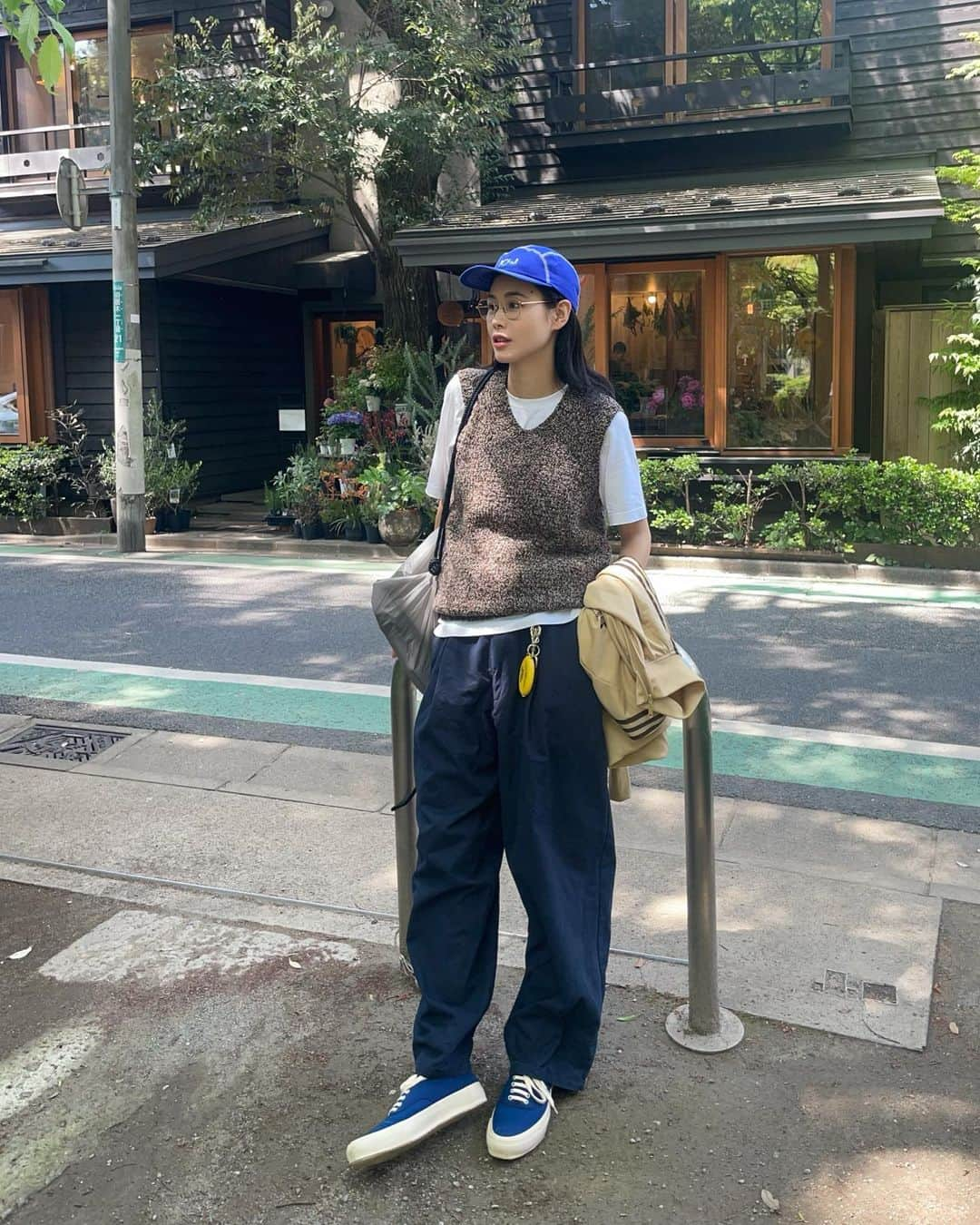 田中シェンさんのインスタグラム写真 - (田中シェンInstagram)「空気のおかわり、もう一杯。  Tshirts @llbean  Vest #vintage @carboots_  Pants @stevenalan  Shoes @doekshoes  Bag @gordonmiller_official  Jacket @adidasoriginals  Cap @polarskateco  Glasses @kearny_eyewear   先週行った京都の気持ちが残ってるのか 健康的なご飯が食べたくて、 納豆食べ比べに行ってきました！  —————————————  #下北沢一番街 #納豆工房せんだい屋下北沢店  @sendaiya710  45分間8種類の納豆を食べ比べできる のに850円という安さ...。 ランチには最適すぎる‼️ えだ豆、ひきわり、ひじき、北のそでふり納豆 を食べました。個人的には えだ豆納豆が大優勝です🏆 (全種類食べるにはご飯をセーブしましょう)  —————————————  #新代田橋  @komuginohoshi.setagayahanegi  まるで京都の竹林みたいな異世界に どーんと構えるパン屋さん。 納豆の後だったからラテだけ テイクアウトしました🥹 次はパン食べたい🍞❗️  —————————————  @basenotes.store  最近知り合ったお友達の可愛い古着やさん。 女の子っぽいアイテム多い中、スポーティ なメンズっぽいのもあった。 メキシカンジュエリーがかわいい💎 フープピアス買いました💗 看板娘のムッチョが可愛い🐕‍🦺  —————————————  @opt.rokusho  入りにくさNO1の眼鏡屋さん、 緊張感漂う店内には おちゃめな宮川さんが迎えてくれます🤓 見たことないデザイン眼鏡も多いし、 日本のブランドさん、ヴィンテージも豊富👓 お財布に余裕がある時にまた行きます👛🥹  ————————————— If u ever want to try #nattō ,  u can find ur favorite in #納豆工房せんだい屋 located in Shimokitazawa. U can tastes 8 varieties of natto in 45 min  with “all you can eat “ style👍 And if vintage clothes store @basenotes.store , Beautiful glasses store @opt.rokusho is near by. I’m sure u will enjoy the time there 🙋🏻‍♀️🔥  #羽根木カフェ #下北沢カフェ巡り  #下北沢古着屋巡り #下北沢デート #下北沢喫茶店  #下北沢ごはん #新代田カフェ #新代田駅 #東京観光地 #下北沢古着屋巡り  #下北沢古着 #doekshoes  #adidasjackets #トラックジャケットコーデ  #日本旅行好きな人と繋がりたい #東京観光🗼  #東京散歩シリーズ　#일본여행🇯🇵 #일본사람  #도쿄여행✈️ #도쿄맛집추천 #日本旅行🎌 #美食推薦👍🏻  #코디스타그램그램 #日本旅遊達人」4月24日 19時50分 - shen_tanaka