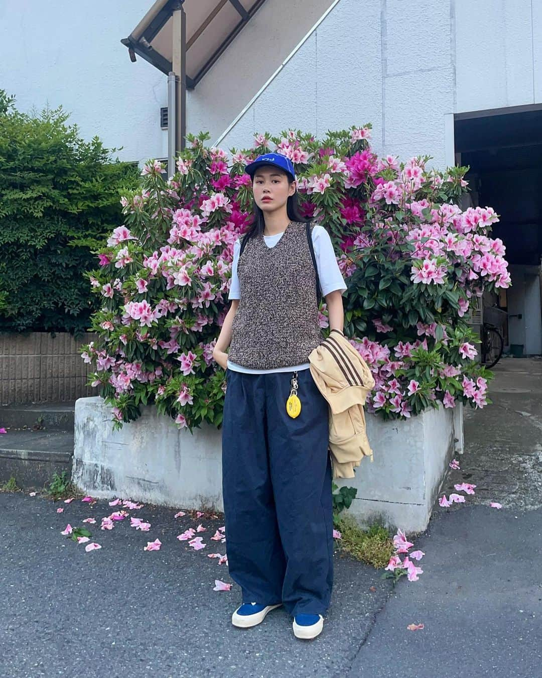 田中シェンさんのインスタグラム写真 - (田中シェンInstagram)「空気のおかわり、もう一杯。  Tshirts @llbean  Vest #vintage @carboots_  Pants @stevenalan  Shoes @doekshoes  Bag @gordonmiller_official  Jacket @adidasoriginals  Cap @polarskateco  Glasses @kearny_eyewear   先週行った京都の気持ちが残ってるのか 健康的なご飯が食べたくて、 納豆食べ比べに行ってきました！  —————————————  #下北沢一番街 #納豆工房せんだい屋下北沢店  @sendaiya710  45分間8種類の納豆を食べ比べできる のに850円という安さ...。 ランチには最適すぎる‼️ えだ豆、ひきわり、ひじき、北のそでふり納豆 を食べました。個人的には えだ豆納豆が大優勝です🏆 (全種類食べるにはご飯をセーブしましょう)  —————————————  #新代田橋  @komuginohoshi.setagayahanegi  まるで京都の竹林みたいな異世界に どーんと構えるパン屋さん。 納豆の後だったからラテだけ テイクアウトしました🥹 次はパン食べたい🍞❗️  —————————————  @basenotes.store  最近知り合ったお友達の可愛い古着やさん。 女の子っぽいアイテム多い中、スポーティ なメンズっぽいのもあった。 メキシカンジュエリーがかわいい💎 フープピアス買いました💗 看板娘のムッチョが可愛い🐕‍🦺  —————————————  @opt.rokusho  入りにくさNO1の眼鏡屋さん、 緊張感漂う店内には おちゃめな宮川さんが迎えてくれます🤓 見たことないデザイン眼鏡も多いし、 日本のブランドさん、ヴィンテージも豊富👓 お財布に余裕がある時にまた行きます👛🥹  ————————————— If u ever want to try #nattō ,  u can find ur favorite in #納豆工房せんだい屋 located in Shimokitazawa. U can tastes 8 varieties of natto in 45 min  with “all you can eat “ style👍 And if vintage clothes store @basenotes.store , Beautiful glasses store @opt.rokusho is near by. I’m sure u will enjoy the time there 🙋🏻‍♀️🔥  #羽根木カフェ #下北沢カフェ巡り  #下北沢古着屋巡り #下北沢デート #下北沢喫茶店  #下北沢ごはん #新代田カフェ #新代田駅 #東京観光地 #下北沢古着屋巡り  #下北沢古着 #doekshoes  #adidasjackets #トラックジャケットコーデ  #日本旅行好きな人と繋がりたい #東京観光🗼  #東京散歩シリーズ　#일본여행🇯🇵 #일본사람  #도쿄여행✈️ #도쿄맛집추천 #日本旅行🎌 #美食推薦👍🏻  #코디스타그램그램 #日本旅遊達人」4月24日 19時50分 - shen_tanaka