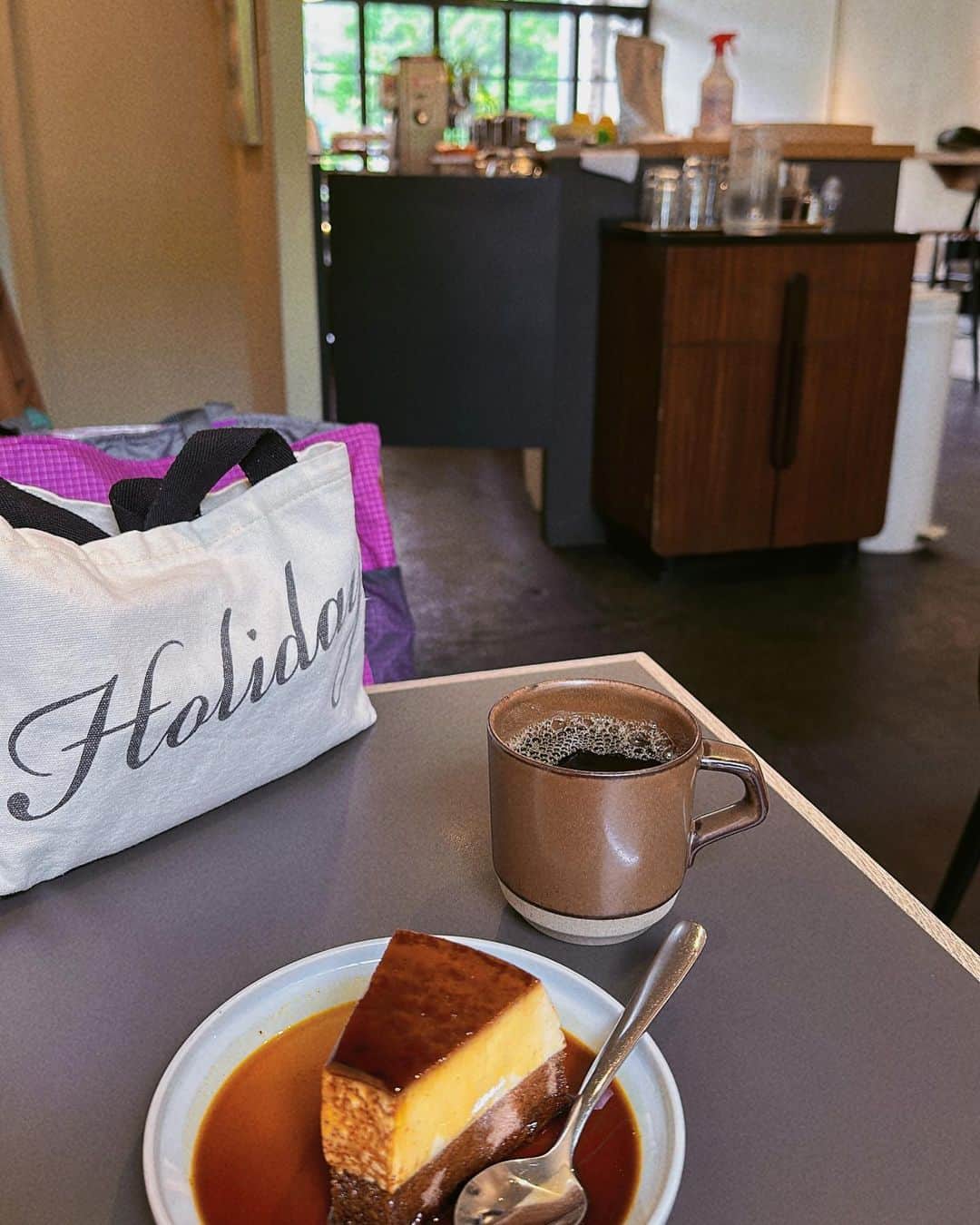 松浦有希さんのインスタグラム写真 - (松浦有希Instagram)「あんまり寒いので 入りました☕️🍮 コーヒーの種類 詳しくないですが 深煎り酸味少なめの タンザニア🇹🇿☕️ 詳しく書いてくださってて 優しく居心地良いお店😺 ここでSNS更新すれば良かった🤣 #トカクコーヒー #tokakucoffeeplus #トカクコーヒープラス #トカクコーヒープリン」4月24日 10時34分 - 12bambi12_yuki_matsuura