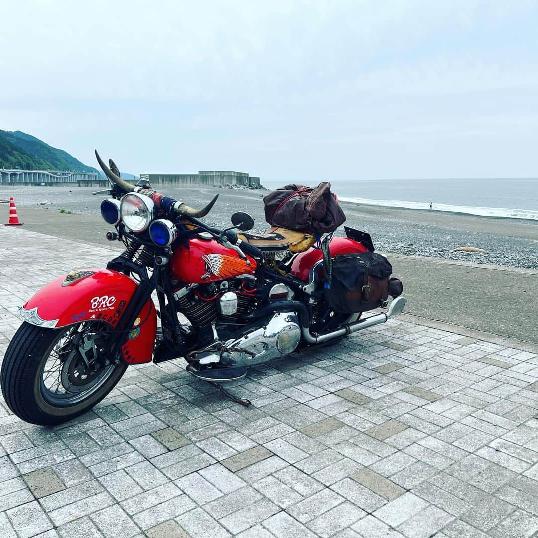 古澤恵さんのインスタグラム写真 - (古澤恵Instagram)「今年も参加します🏍🧡  【ピアパーク バイクミーティング12th】in道の駅 親不知ピアパーク  2023年5月21日(日)　10:00〜14:00 ●10:30頃〜糸魚川チアリーディングクラブ ●11:00〜古澤恵紹介&会場ラウンド (ウロウロしているので写真もサインも🆗気軽に声かけてください🤗)  今回もウィズハーレーとコラボ企画のハーレーコンテストあります！ (私が選んだハーレーをハーレー専門誌 #ウィズハーレー 誌に掲載)  自慢のハーレー見せてください😍  記念のお土産にはピンバッジと缶バッジもお忘れなく！  イベント参加は全てのバイク車種問わず(電車でも車でも)誰でも無料で参加できますのでお気軽にお越しください🏍🛵🚗🚶‍♀️  来場者のバイクを見るだけでも、 ランチのついででも、 翡翠を探しに来るついででも、 1人でもファミリーでも、 いろいろ楽しめます✨  おすすめは愛車と海バックに写真を撮る！ 年賀状はこれで決まりだね😆👍 . . . #ピアパークバイクミーティング #道の駅親不知ピアパーク #新潟県糸魚川市 #バイクミーティング #バイクイベント #アメリカンバイク #ハーレーダビッドソン #ハーレー女子 #ウィズハーレー #withharley  #harleydavidson  #海とバイク #そのとき親不知はアメリカンバイクで満たされる」4月24日 10時41分 - gugu1202