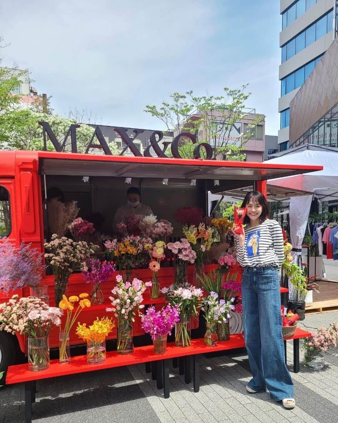 松井愛莉さんのインスタグラム写真 - (松井愛莉Instagram)「MAX&Co. pop up event 新作カプセルコレクション LET'S DRAW!   華やかなお花が沢山💐 Tシャツも色んな種類があって可愛かった！  ブランドカラーの赤で彩られたワゴンと フラワーマーケットポップアップイベントを4週連続、 週末限定で開催中です！  ポップアップと主要店舗にて特別なギフトがもらえます🤍  来週29日からは代官山 T-SITEにて！  #マックスアンドコー #maxandco #CoLLABORATION」4月24日 10時50分 - airi1226_official