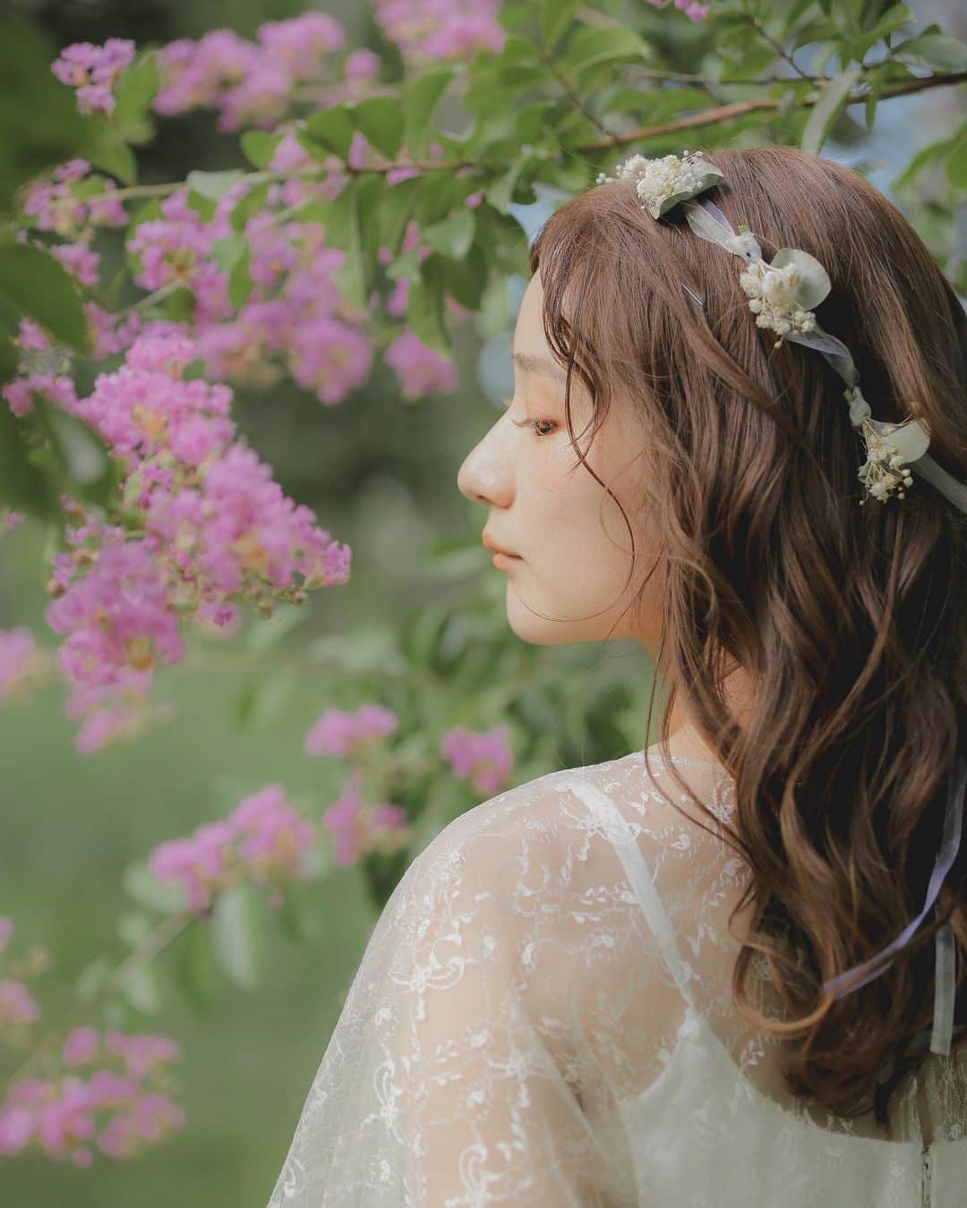 のインスタグラム：「. 春のおススメhair make 🌷  ゆるふわダウンスタイルにお花を添えて…🫧 前髪やお顔周りの動きにも 沢山こだわりが詰まったstyling🐰🌿  担当のヘアメイクはこちら↓↓🕊️ @sakura.deco.hm   ┈┈┈┈┈┈┈┈┈┈┈┈┈┈┈┈┈┈  ヘアメイクのご指名も承っております💄  撮影のご予約やお問い合わせはHPの お問い合わせフォーム・DM・ お電話より受け付けております🫧  💌 namba@st-tvb.jp 📞06-6616-9890  営業時間 月〜金 11:00-20:00 土日祝 10:00-19:00  前撮り / ウエディングフォト @studiotvb_namba @decollte_weddingphoto @decollte_wedding  ┈┈┈┈┈┈┈┈┈┈┈┈┈┈┈┈┈┈┈┈  #撮る結婚式 #スタジオTVBなんばパークス店 #なんばパークス #スタジオTVB #studiotvb  ┄┄┄┄┄┄┄┄┄┄  #フォトウェディング #大阪前撮り #関西前撮り #韓国フォト  #プレ花嫁 #前撮り #洋装スタイリング #鶴見緑地公園 #ハーフアップ #ウエディングヘア  #ダウンスタイル #ウエディングフォト #ウエディングネイル  #おしゃれウエディング  #花嫁ヘア  #2023花嫁  #カップルフォト  #洋装ヘアアレンジ  #お洒落花嫁 #大阪前撮り  #結婚準備 #生花アレンジ  #カラーメイク  #ポイントメイク #ブライダルヘアメイク」