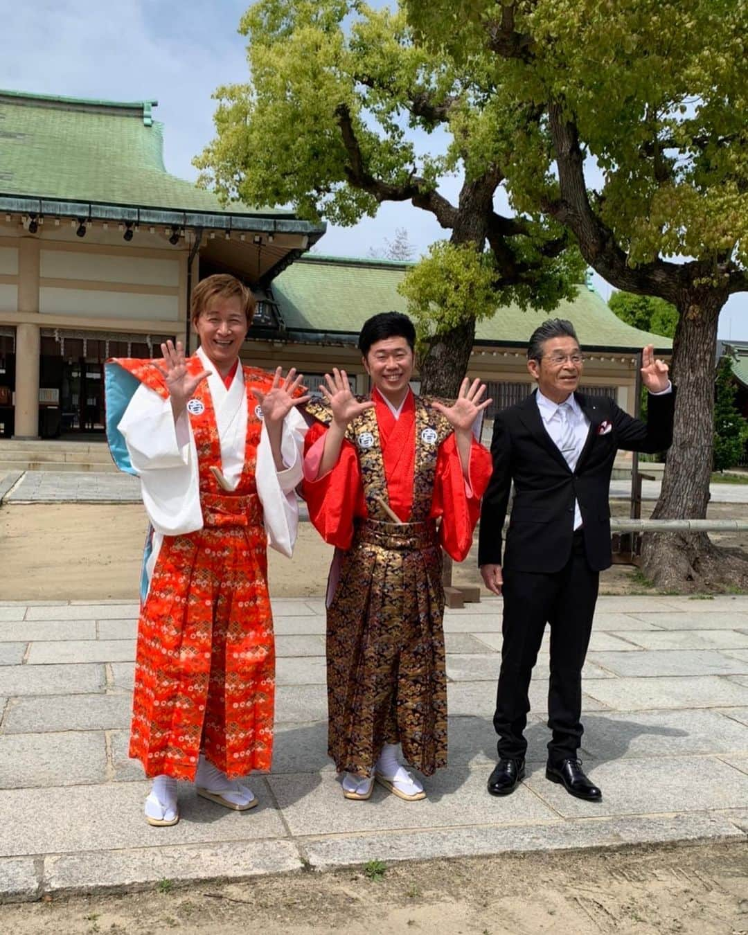 アキ（荒木良明）のインスタグラム：「たくさんのお祝いコメント、ありがとうございます🙇‍♂️  今日のサンスポ新聞📰（4/24）に大きく載せていただいております😊是非見てね👀  お写真は 生國魂神社で新座長就任の奉告と成功の祈願をさせていただきました🙏 座長にならせていただいた！という気持ちと伝統を受け継ぐという気持ちとで、かなり気が引き締まりました🙇‍♂️✨  5/2〜5/8  NGKで「新座長お披露目公演」が❗️ 5/9〜5/15 祇園花月でわたくしの座長がございます❗️  どちらも見に来てくれたら 嬉しいぃよぉ〜🤗  #よしもと新喜劇 #新喜劇アキ #座長 #神社」