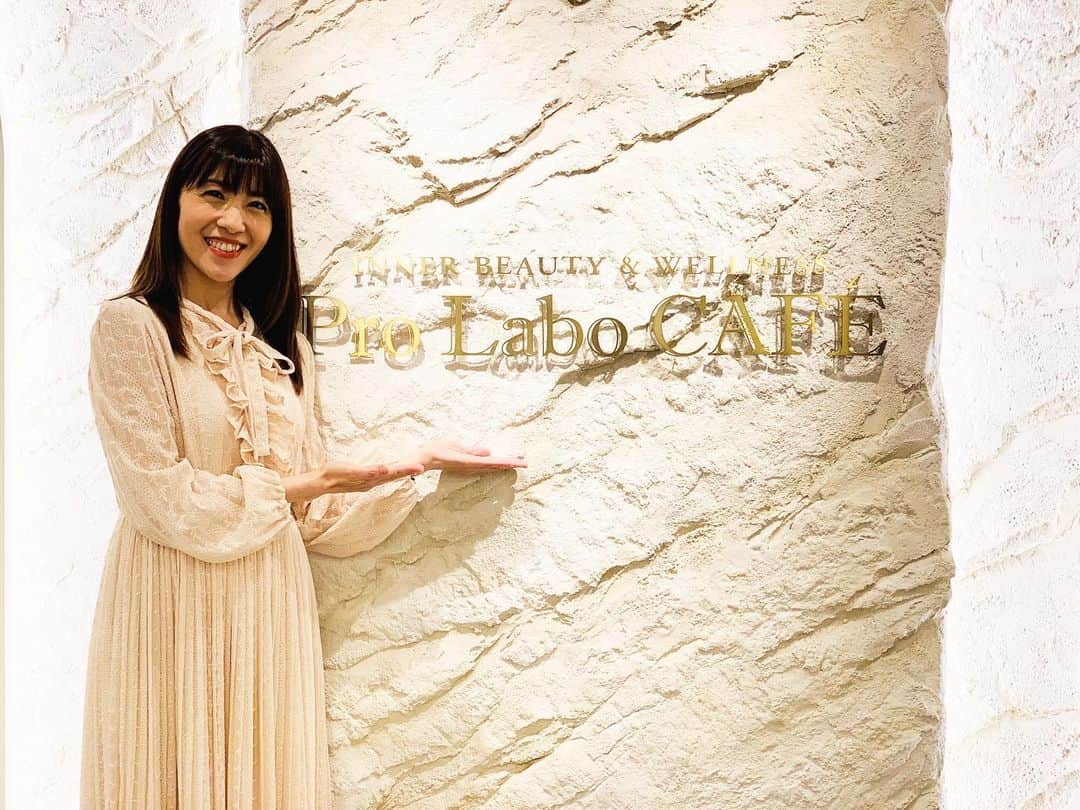 新保友映のインスタグラム：「昨日は、鈴木愛理さんを迎えて行われた、「エステプロラボ新宿」と世界初のインナービューティーカフェ&レストラン「Pro Labo CAFE」のオープニングイベントMCをさせていただきました🎤🍓  トークショーと、鈴木愛理さんと食べるギルトフリーないちごパフェ会🍓とあって、愛理さんの可愛さ、ファン想いなところ、健康に対する熱い想いなどなど満載のとっても楽しい時間に🤍  ファンの方々も温かいし、おしゃれで可愛い方ばかりで私も幸せになりました🥰  素敵な時間をありがとうございました！ 肝心のパフェの写真は、また今度カフェに行って食べて撮ります😆🍓  2枚目はお昼ご飯にいただいた、魅惑のインナービューティープレート、そして3枚目はハイブリッドクレンズジュース🍹  食べるもの口にするもので体はできているので、安心安全かつ！美味しい！ものは最高です❤️  是非皆さんもプロラボカフェ行ってみてくださいね🍹🍨  #鈴木愛理 さん #パフェ会 #パフェ #プロラボカフェ #prolabocafe #いちご #プロラボ  #エステプロラボ  #estheprolabo  #prolabo #インナービューティー #innerbeauty  #新宿 #tokyo #shinjuku #cafe  #司会 #mc #アナウンサー #フリーアナウンサー」