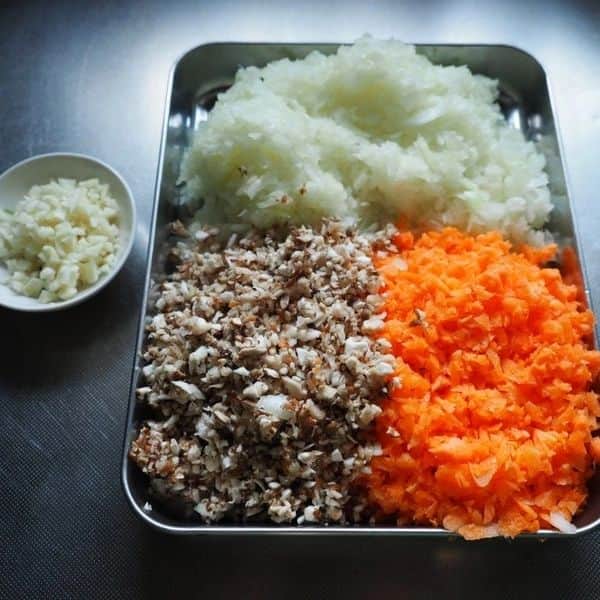 Michiko Maedaさんのインスタグラム写真 - (Michiko MaedaInstagram)「〈レシピあり〉 野菜がもりもり食べられる💕 我が家自慢のミートソース😋💕  我が家の本格ミートソース♪ (たっぷり4～5人前) 合挽きミンチ 500g ◯玉ねぎ 2個 ◯にんじん 2本 ◯椎茸 3～4個 ◯ニンニク 2かけ ◯あればセロリやピーマン 好みで♪ ☆カットトマト缶 1缶(400g) ☆水又は赤ワイン 1カップ ☆コンソメキューブ 2個 ☆ケチャップ 大さじ3 ☆ウスターソース 大さじ3 ☆醤油 大さじ1 ☆あればローリエ  2枚ぐらい デミグラスソース缶  1缶(約300g) 塩  少々 (作り方) ◯は全部みじん切りにする。 厚手の鍋を火にかけ、オリーブオイルをしいてにんにくを加え炒める。 ひき肉を加えしっかり炒めたら野菜を加えさらに炒める。 玉ねぎが透明になってきたら☆を加え、時々混ぜながら15分煮込む。 デミグラスソース缶を加えさらに混ぜながら15分煮込む。 最後に塩で味を調えたら出来上がり♪ 作った当日より１度冷まして温めなおした翌日以降の方がさらに美味しいですよ～ 保存は冷蔵庫で4～5日ぐらいです♪  ※さらに詳しい作り方はブログにて♪  #ミートソース#ボロネーゼ #野菜がもりもり食べられる #簡単レシピ#スワイプレシピ #めちゃめちゃおすすめです❤️ #IGersJP#IGersjp#IGersj#クッキングラム#デリスタグラマー#おうちごはんlover#コッタ #lin_stagrammer#kurashiru#クッキングラム#クッキングラムアンバサダー#クオカ#エルグルメ#フーディーテーブル#ごちそうさまが宝物」4月24日 10時57分 - shana.mama