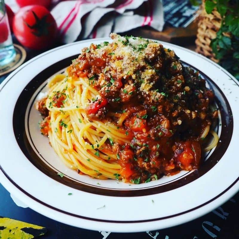 Michiko Maedaさんのインスタグラム写真 - (Michiko MaedaInstagram)「〈レシピあり〉 野菜がもりもり食べられる💕 我が家自慢のミートソース😋💕  我が家の本格ミートソース♪ (たっぷり4～5人前) 合挽きミンチ 500g ◯玉ねぎ 2個 ◯にんじん 2本 ◯椎茸 3～4個 ◯ニンニク 2かけ ◯あればセロリやピーマン 好みで♪ ☆カットトマト缶 1缶(400g) ☆水又は赤ワイン 1カップ ☆コンソメキューブ 2個 ☆ケチャップ 大さじ3 ☆ウスターソース 大さじ3 ☆醤油 大さじ1 ☆あればローリエ  2枚ぐらい デミグラスソース缶  1缶(約300g) 塩  少々 (作り方) ◯は全部みじん切りにする。 厚手の鍋を火にかけ、オリーブオイルをしいてにんにくを加え炒める。 ひき肉を加えしっかり炒めたら野菜を加えさらに炒める。 玉ねぎが透明になってきたら☆を加え、時々混ぜながら15分煮込む。 デミグラスソース缶を加えさらに混ぜながら15分煮込む。 最後に塩で味を調えたら出来上がり♪ 作った当日より１度冷まして温めなおした翌日以降の方がさらに美味しいですよ～ 保存は冷蔵庫で4～5日ぐらいです♪  ※さらに詳しい作り方はブログにて♪  #ミートソース#ボロネーゼ #野菜がもりもり食べられる #簡単レシピ#スワイプレシピ #めちゃめちゃおすすめです❤️ #IGersJP#IGersjp#IGersj#クッキングラム#デリスタグラマー#おうちごはんlover#コッタ #lin_stagrammer#kurashiru#クッキングラム#クッキングラムアンバサダー#クオカ#エルグルメ#フーディーテーブル#ごちそうさまが宝物」4月24日 10時57分 - shana.mama