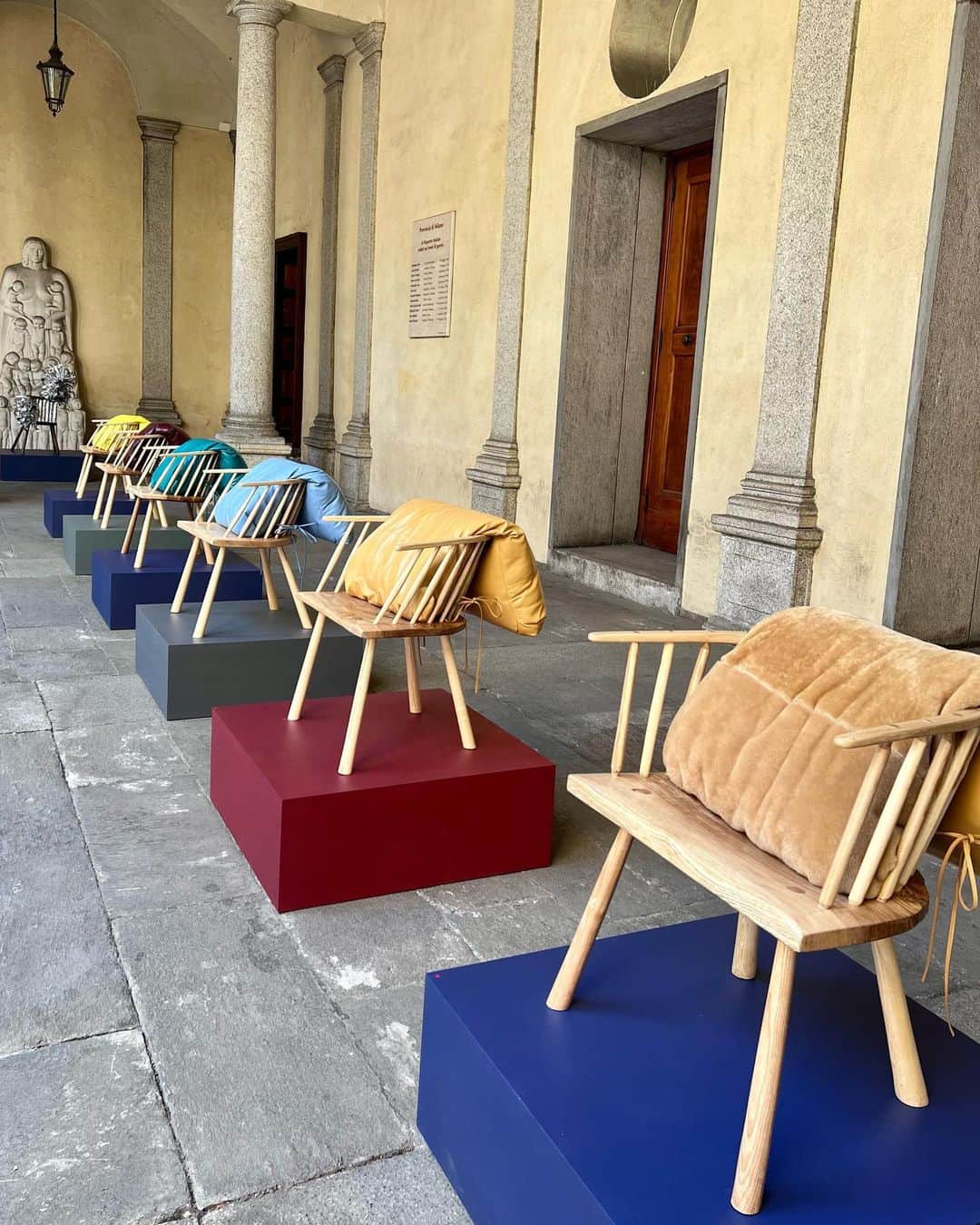 Lee Oliveiraさんのインスタグラム写真 - (Lee OliveiraInstagram)「The @loewe chairs exhibition presented during Salone del Mobile in Milan sees handcrafted chairs reimagined by artisans through the act of weaving and embellishment. Antique and newly crafted stick chairs and paper loom chairs are woven with leather, raffia or metallic fibres, transforming everyday objects into one of a kind items.」4月24日 11時01分 - leeoliveira