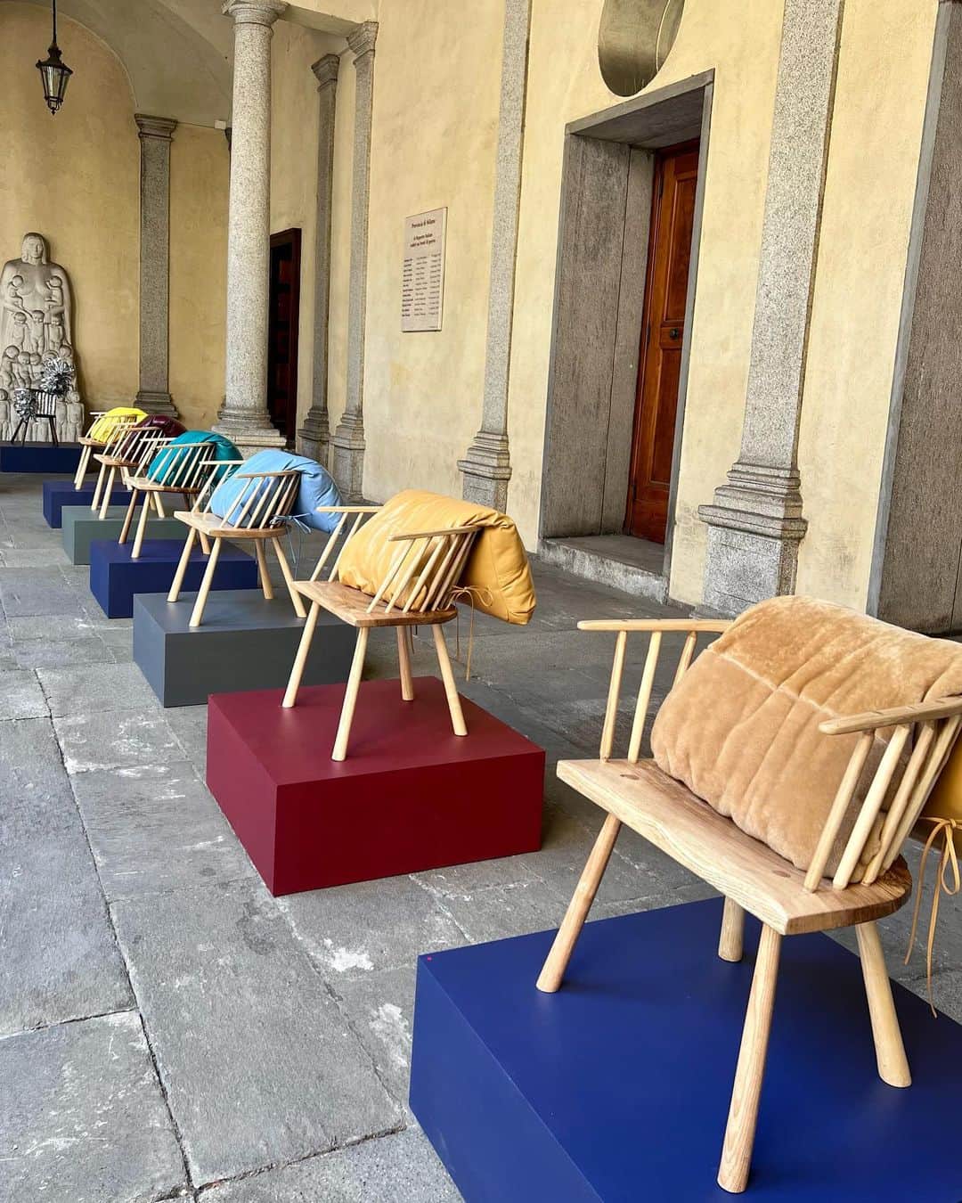 Lee Oliveiraのインスタグラム：「The @loewe chairs exhibition presented during Salone del Mobile in Milan sees handcrafted chairs reimagined by artisans through the act of weaving and embellishment. Antique and newly crafted stick chairs and paper loom chairs are woven with leather, raffia or metallic fibres, transforming everyday objects into one of a kind items.」
