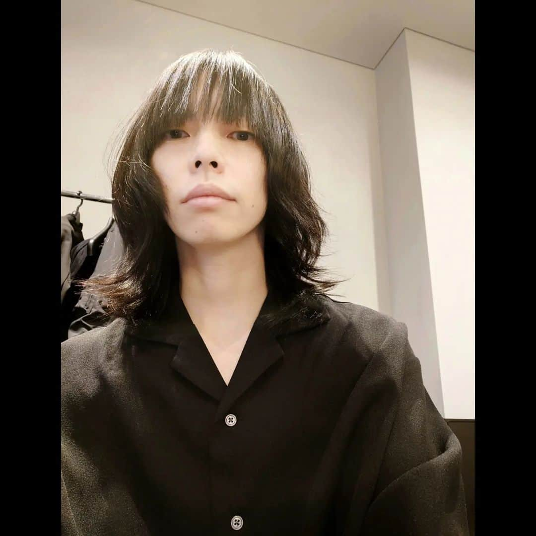 悠介 さんのインスタグラム写真 - (悠介 Instagram)「TOUR’23 「REBORN」at KT Zepp Yokohama⁡ ⁡ ⁡ 改めて…⁡ ⁡ 昨日のツアーファイナルに遊びに来てくれた皆さん⁡ ⁡ 沢山の愛をどうもありがとう！⁡ ⁡ あっという間のツアーでしたね。⁡ ⁡ lynch.にしては本数の少ないツアーではあったけど、その分一本一本が濃密な時間だったなと思います。　⁡ ⁡ 何よりも声出しライブが戻ってきた事がとても大きい◎⁡ ⁡ 皆さんの声の大切さを再確認できた貴重なツアーでもありました。⁡ ⁡ せっかく取り戻せたこの大切な時間、空間を守っていきたいね！⁡ ⁡ アリス九號.とのイベント以降はまだ何も決まっていないけど、lynch.としてまたすぐ会えると思うので、それまで皆さんどうかお元気で✋⁡ ⁡ ⁡ P.S⁡ 勢いで前髪を作ったのだが⁡ ⁡ なんか慣れない(笑)⁡ ⁡ ⁡ ⁡ #lynch.⁡ ⁡ ⁡ ⁡ ⁡ ⁡ ⁡ ⁡」4月24日 11時14分 - ysk_lynch