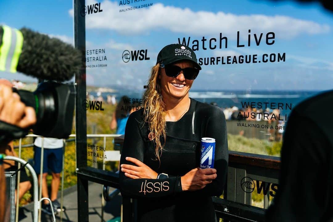 レイキー・ピーターソンのインスタグラム：「What a wild week. Stress of the mid year cut is so hectic haha I’m super stoked to surf the second half of the year and really put together some good events! Want to say a big thanks to @microsurfacademy for helping me out here in Aus and of course hubby @thomas_allan for always being just the best person ever. @rissmoore10 well done yesterday you little freak haha incredible surfing. See everyone at the Surf Ranch! Let’s go!! 🤍🙌🏼」