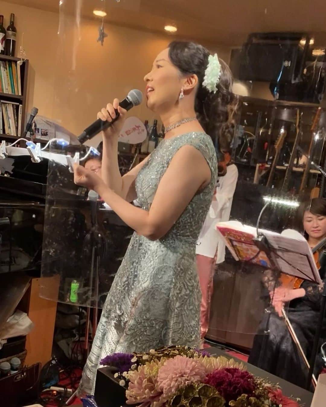 のインスタグラム：「昨日は、 Liveゲスト出演をさせて頂きました🎶  皆様に温かく接して頂き 嬉しかったです😊💓🌸  ３枚目の写真は ライブ主催者様のご令室様 昨日ご出演の中平貴士さん いつもお世話になっている music inn ま都お　松尾美智子ママ 声楽家　金川佳永さん ビオラ奏者　MOTOKOさん ドラム　堤 安典さんです✨✨  #ライブ #ゲスト出演 #歌 #ボーカル」