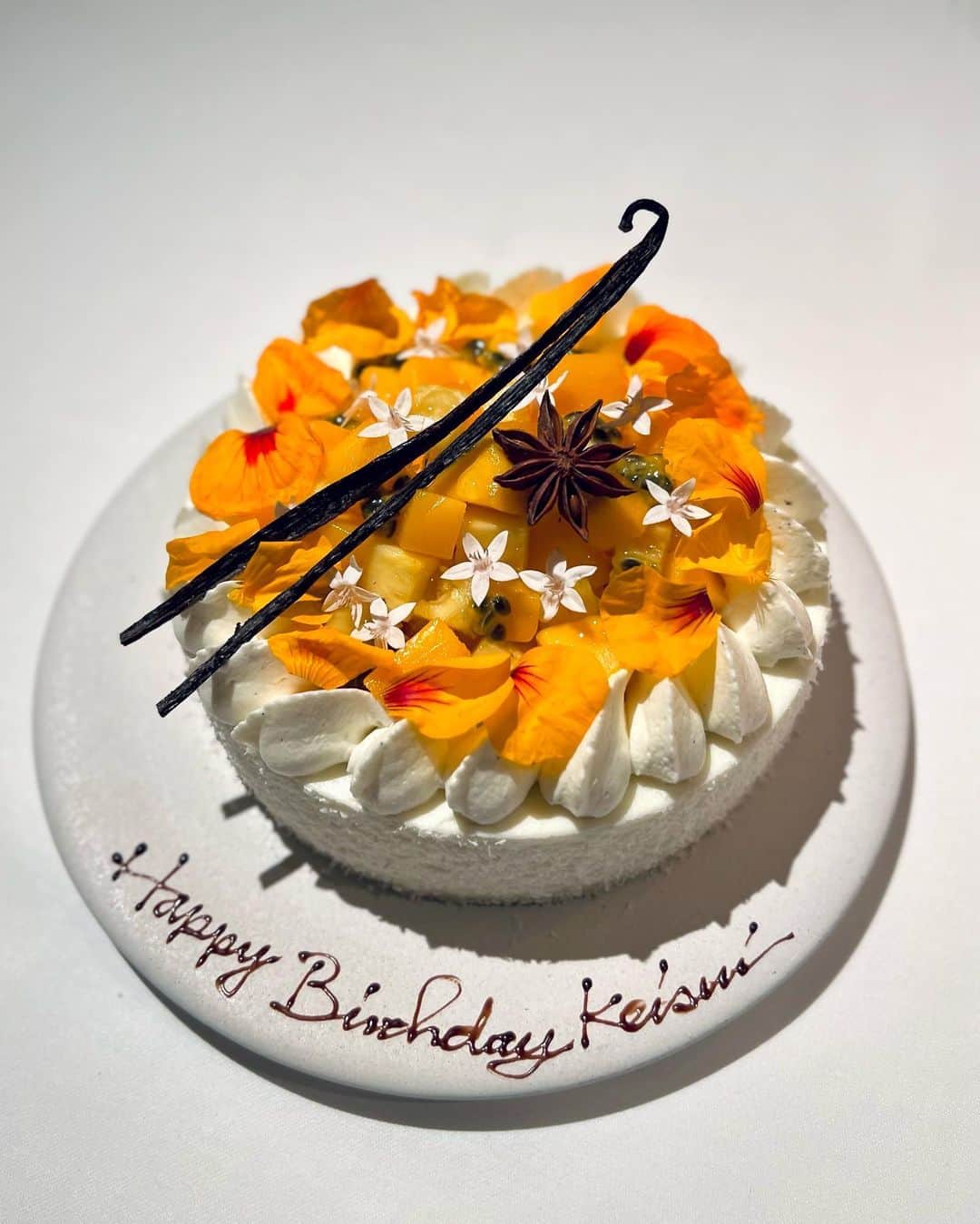ケス Keisuiのインスタグラム：「Thank you all for the wonderful birthday wishes! It was great to receive so many messages and feel the love. You all made my day so much brighter ⭐️  ということで、また1つ歳を重ねました。 🎊何度も言いますが、36歳です（は？）  大好きな @lacime_japan 高田シェフにこんなに素敵なケーキでお祝いしていただきました🎂🌈  これからも自分らしく。 誰に媚びることなく、まっすぐに。  あと、よく聞かれますが、僕の名前【鈴木啓水】は本名です。  西早稲田の【鈴木啓水】さんは、ペン字の先生です。僕じゃありませんので、ご注意ください⚠️」