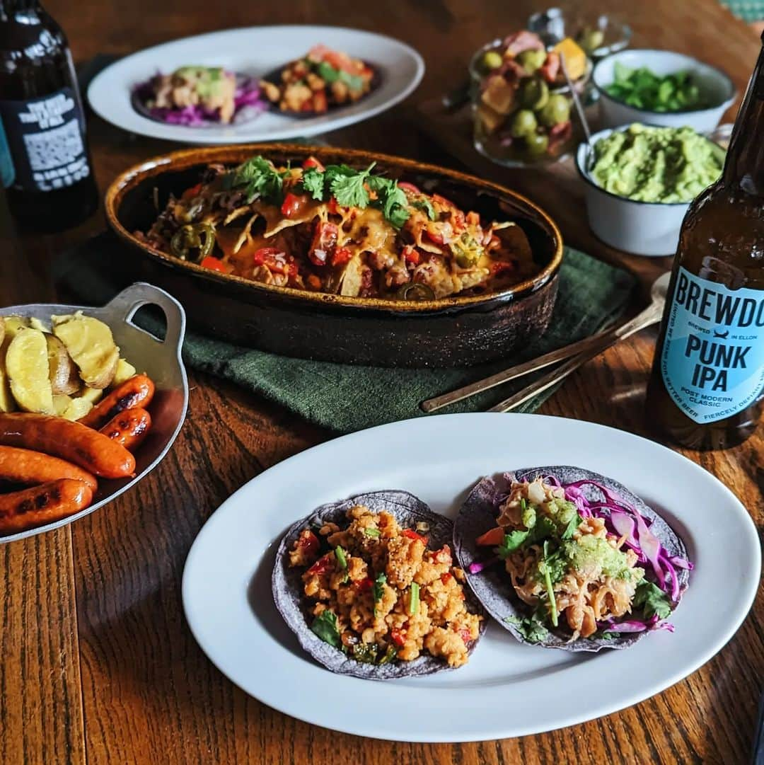 tamiのインスタグラム：「* #休日の楽しみ *   昨日は タコスとナチョス🌮  お供に ブリュードッグ🍻 @brewdogjapan  今回のタコスは オブリタコスさんのだけど、 自分で作る時は @kentoskitchen さんのYouTubeを参考にぜひ🌮  https://www.instagram.com/reel/Cqm68acJqC-/?utm_source=ig_web_copy_link  * #タコス #ブリュードッグ #BREWDOG #ビール #タコスとビール #tacos #ナチョス  #オブリタコス @obbli_ichijoji #家飲み #家呑み  #北野エース #キタノセレクション #チョリソー #日々のこと #食事 #食事の記録」