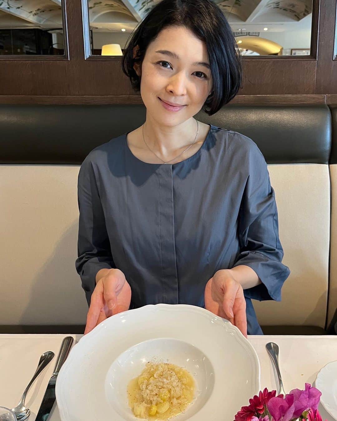 藤澤恵麻さんのインスタグラム写真 - (藤澤恵麻Instagram)「⁡ リストランテでランチ。 ⁡ 「春人参のムース」に始まり、 「ホタルイカとグリンピースのパスタ」 「ホワイトアスパラガスのリゾット」と、 美味しい春の味覚をいただきました。 ⁡ メインは「金目鯛のパン粉焼き」にしました。 どのお料理も素材を活かした身体に優しいお味で、とても満たされました。 ⁡ ⁡ #恵麻 #ema #リストランテ #レストラン #ランチ #春」4月24日 11時22分 - ema_fujisawa_official