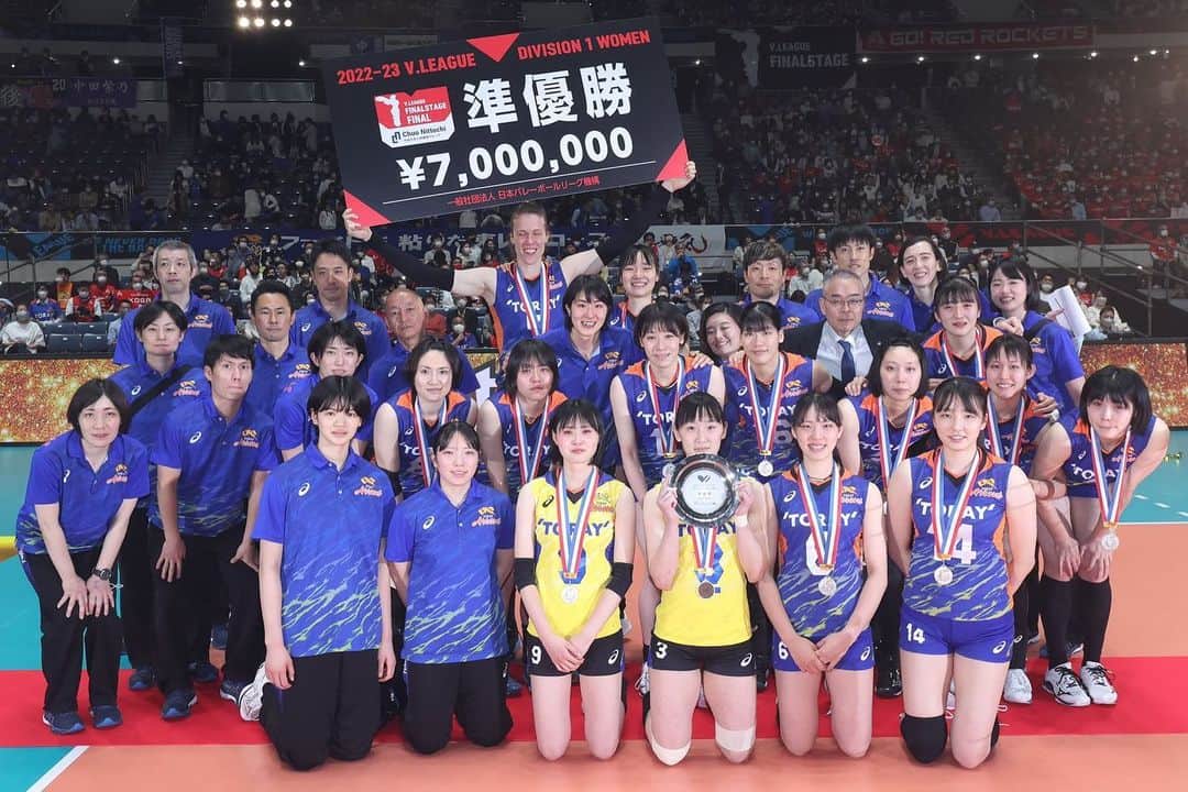 中島未来のインスタグラム：「2022・23Vリーグ終わりました。 本当にここまで応援して下さった皆さんありがとうございました。 結果は準優勝。悔しいの一言です。 10月から始まり、最後のファイナルという最高の舞台に立てたこと、そしてNECさんと最高の試合を出来たこと本当に感謝の心でいっぱいです。 今年こそは優勝という一心で、ここにいる選手・スタッフと苦しい時も全員で乗り越え戦ってきました。 結果は負けましたが、私自身そしてチームとして悔いはないです。 チーム全員で全てを出し切りました。 本当にこのみんなと戦い、バレーボール出来て頑張ってきたこと誇りに思います！ 本当にありがとうございました🙇‍♀️」