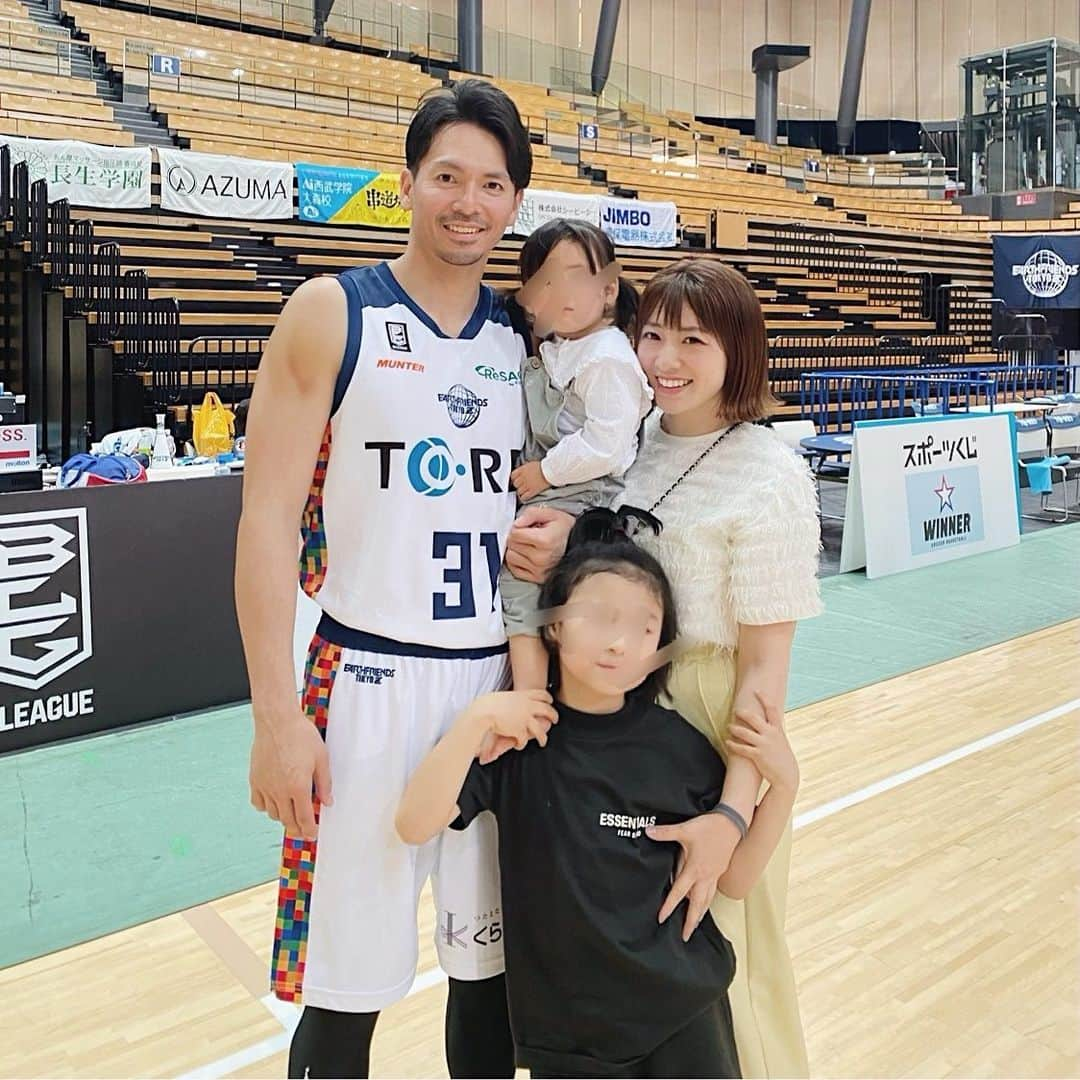 長尾麻由のインスタグラム：「昨日の試合で今シーズン全ての試合が終わりました🏀 お疲れ様でした👏　　 今シーズンもたくさんの方々にお世話になり本当にありがとうございました❤️  そして今日は夫の41歳のお誕生日です✨ 私は何もしなくても日々疲れてばかりいるのに、41歳でも若い子達と一緒にコートを走り回ってすごいね😂 Happy birthday🎂」