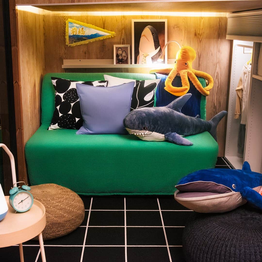 IKEA JAPANさんのインスタグラム写真 - (IKEA JAPANInstagram)「🦈LYCKSELE LÖVÅS/リクセーレ ローボースは一人でも簡単にベッドに切り替えられるので、時間帯によって部屋の役割がパッと変えられます💡#旅するTinyHome のくつろぎスペースは、このソファベッド一つで、リビングにも寝室にもなります🦈   1台2役のソファベッドなら、限られたスペースでも快適に過ごせます。🛋🛏 たとえばこんなふうに、リラックスしながら本を読むためのスペースが、親子でぐっすり眠る空間に早変わり。   #イケア #IKEA #ikeajapan #IKEAのサメ #BLAHAJ #この家が好き #旅するTinyHome #ものに居場所を」4月24日 11時38分 - ikeajapan