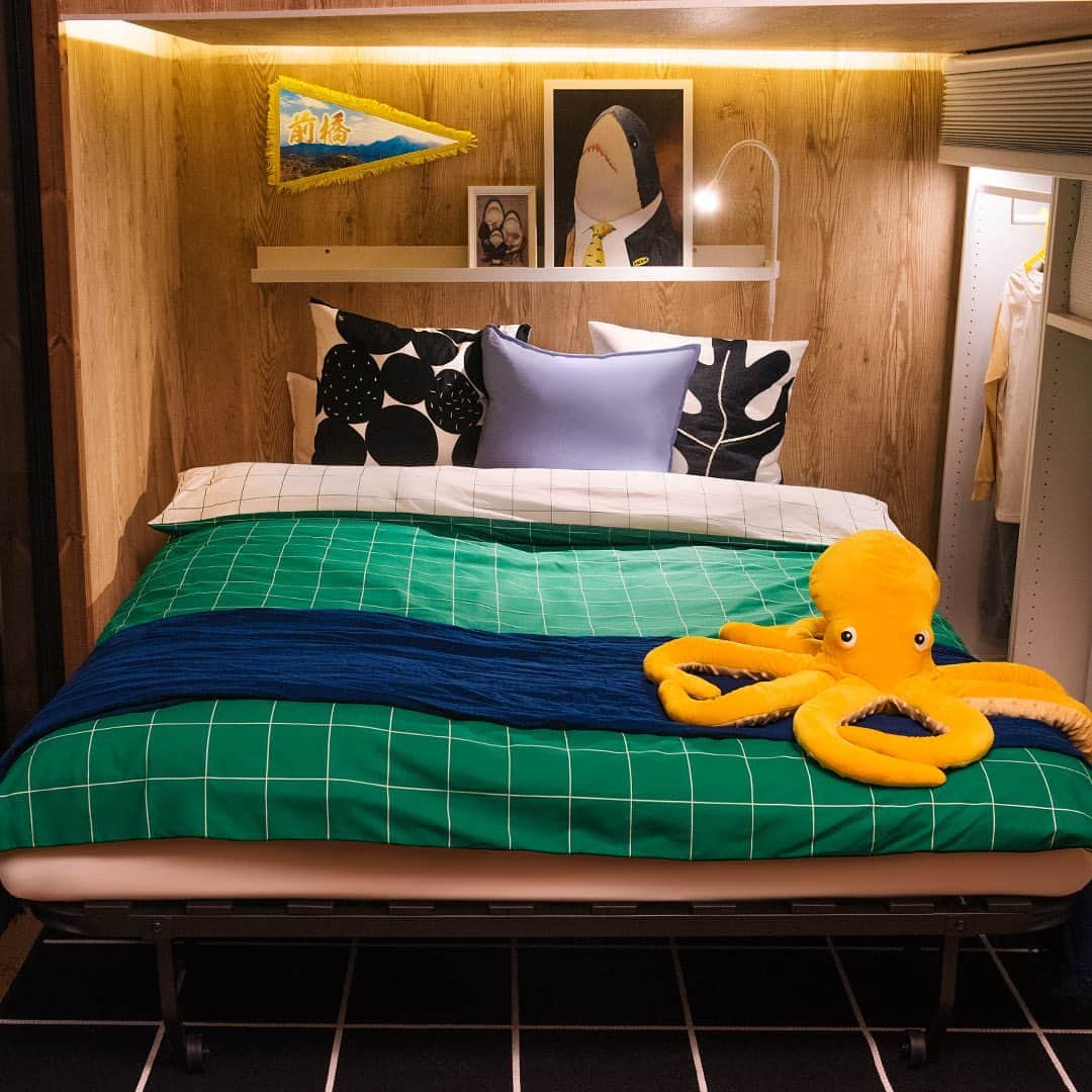 IKEA JAPANさんのインスタグラム写真 - (IKEA JAPANInstagram)「🦈LYCKSELE LÖVÅS/リクセーレ ローボースは一人でも簡単にベッドに切り替えられるので、時間帯によって部屋の役割がパッと変えられます💡#旅するTinyHome のくつろぎスペースは、このソファベッド一つで、リビングにも寝室にもなります🦈   1台2役のソファベッドなら、限られたスペースでも快適に過ごせます。🛋🛏 たとえばこんなふうに、リラックスしながら本を読むためのスペースが、親子でぐっすり眠る空間に早変わり。   #イケア #IKEA #ikeajapan #IKEAのサメ #BLAHAJ #この家が好き #旅するTinyHome #ものに居場所を」4月24日 11時38分 - ikeajapan
